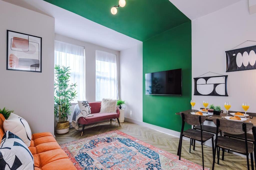 Holiday home Modern 4-bedroom In Manchester