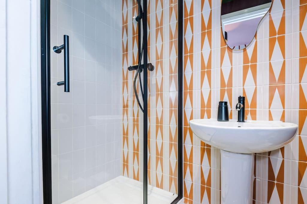 Modern 4-bedroom In Holiday home Manchester