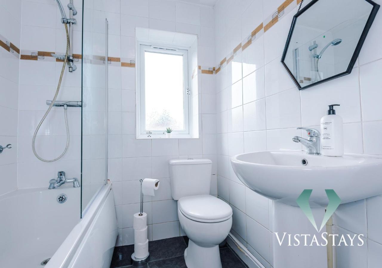 Large 5 Bedroom House With Pool Table & Parking By Vista Short Lets Vakantiehuis