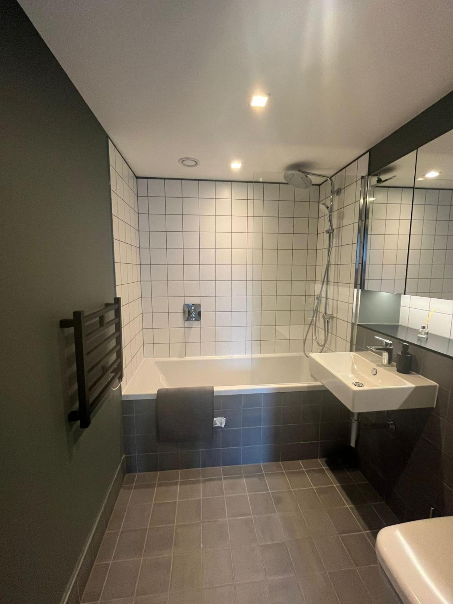 Luxury 2 Bedroom Apartment *