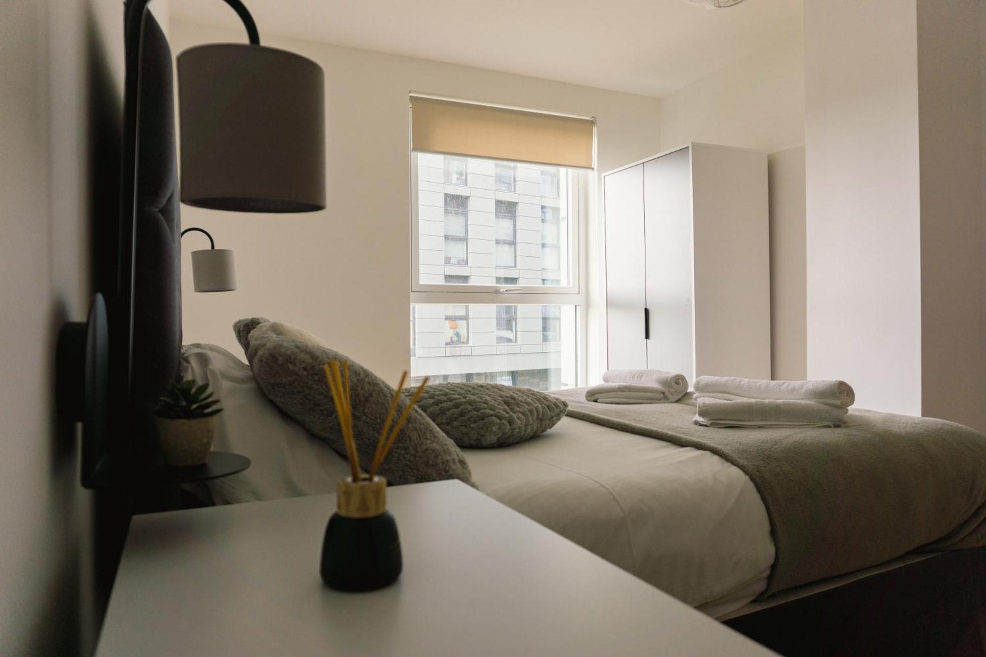 Manchester's Luxurious 2-bed Haven With Balcony - Canal Views & Proximity To United Manchester