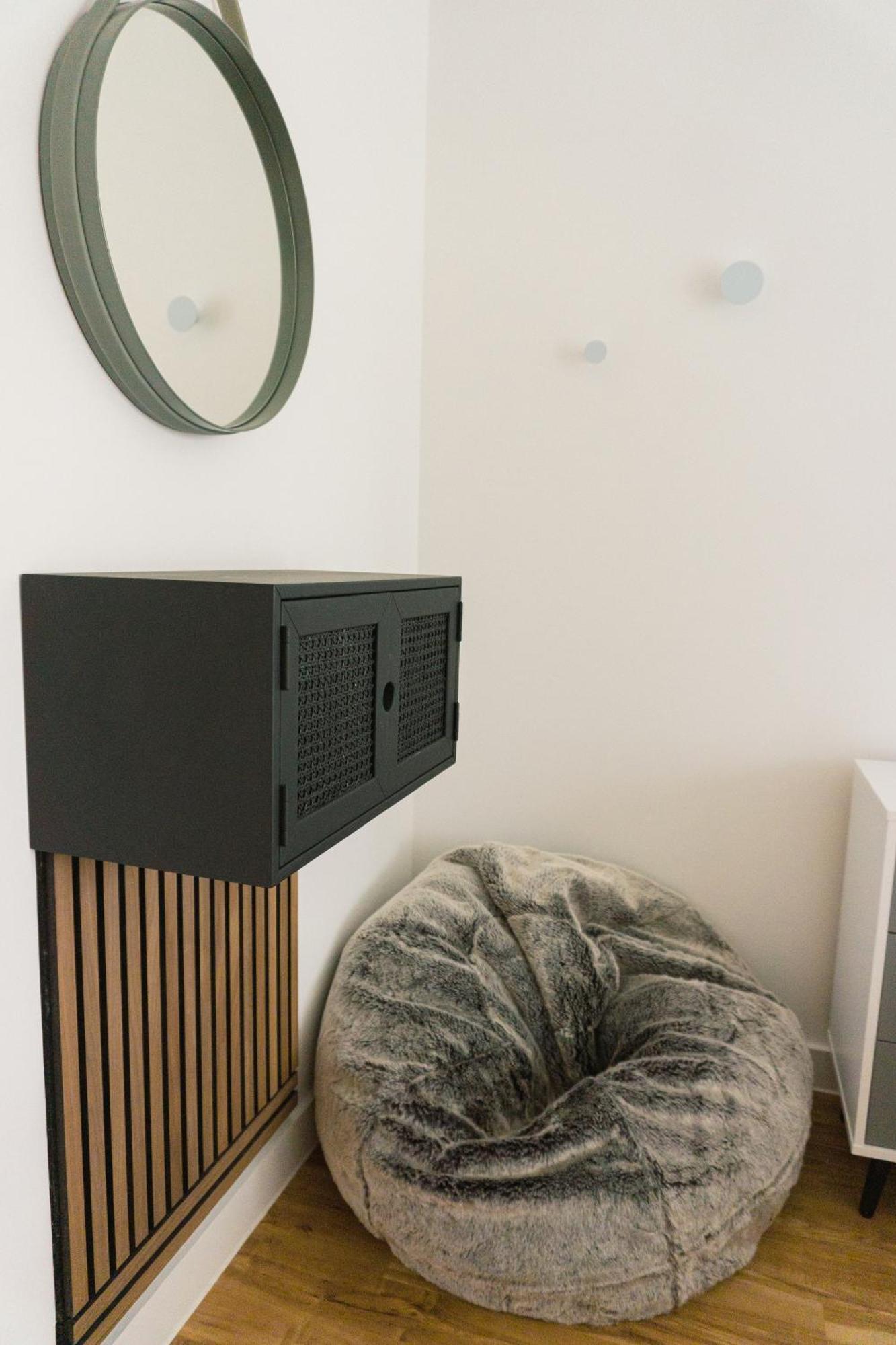 Manchester's Luxurious 2-bed Haven With Balcony - Canal Views & Proximity To United Apartment