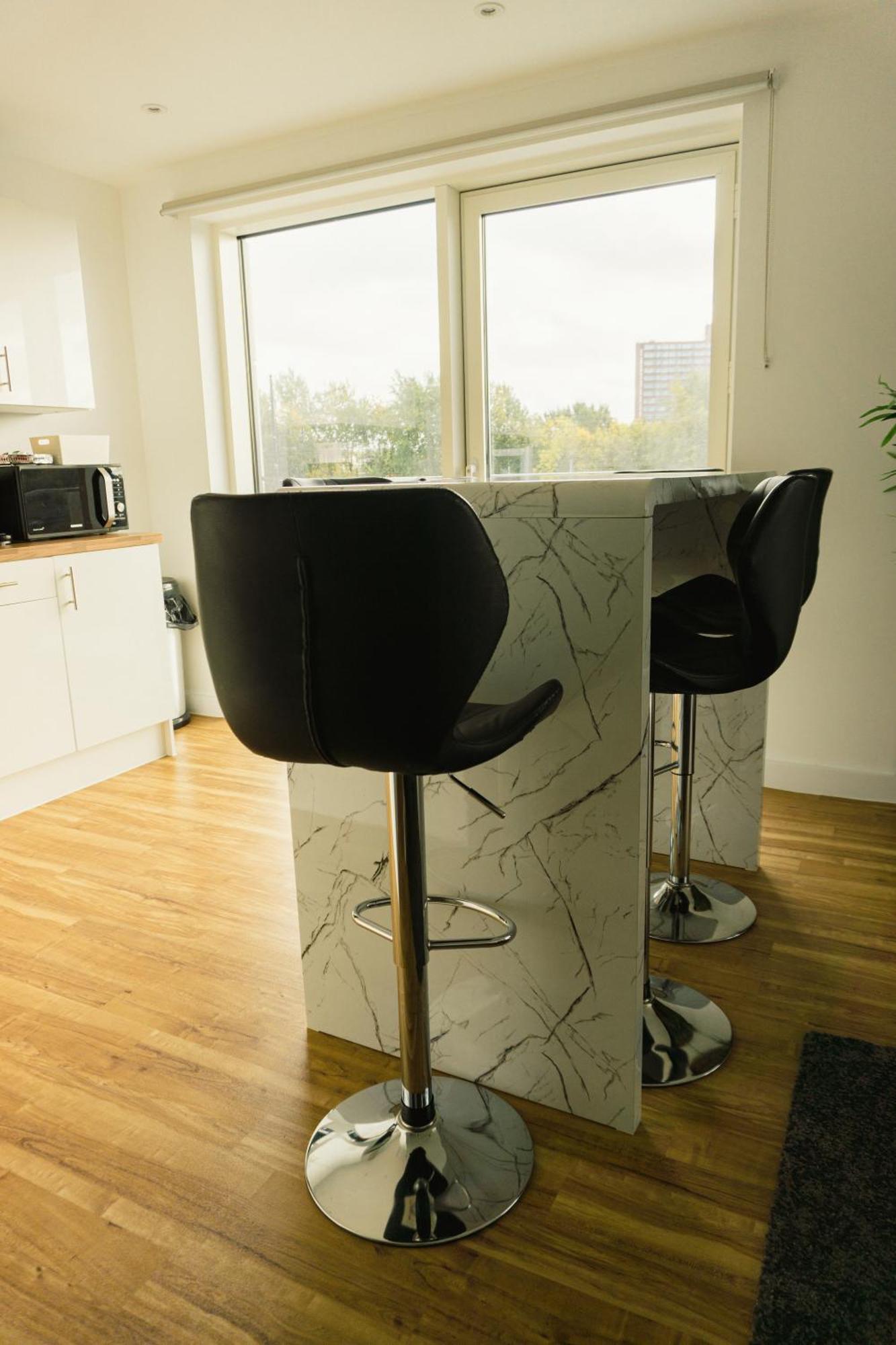 Apartment Manchester's Luxurious 2-bed Haven With Balcony - Canal Views & Proximity To United