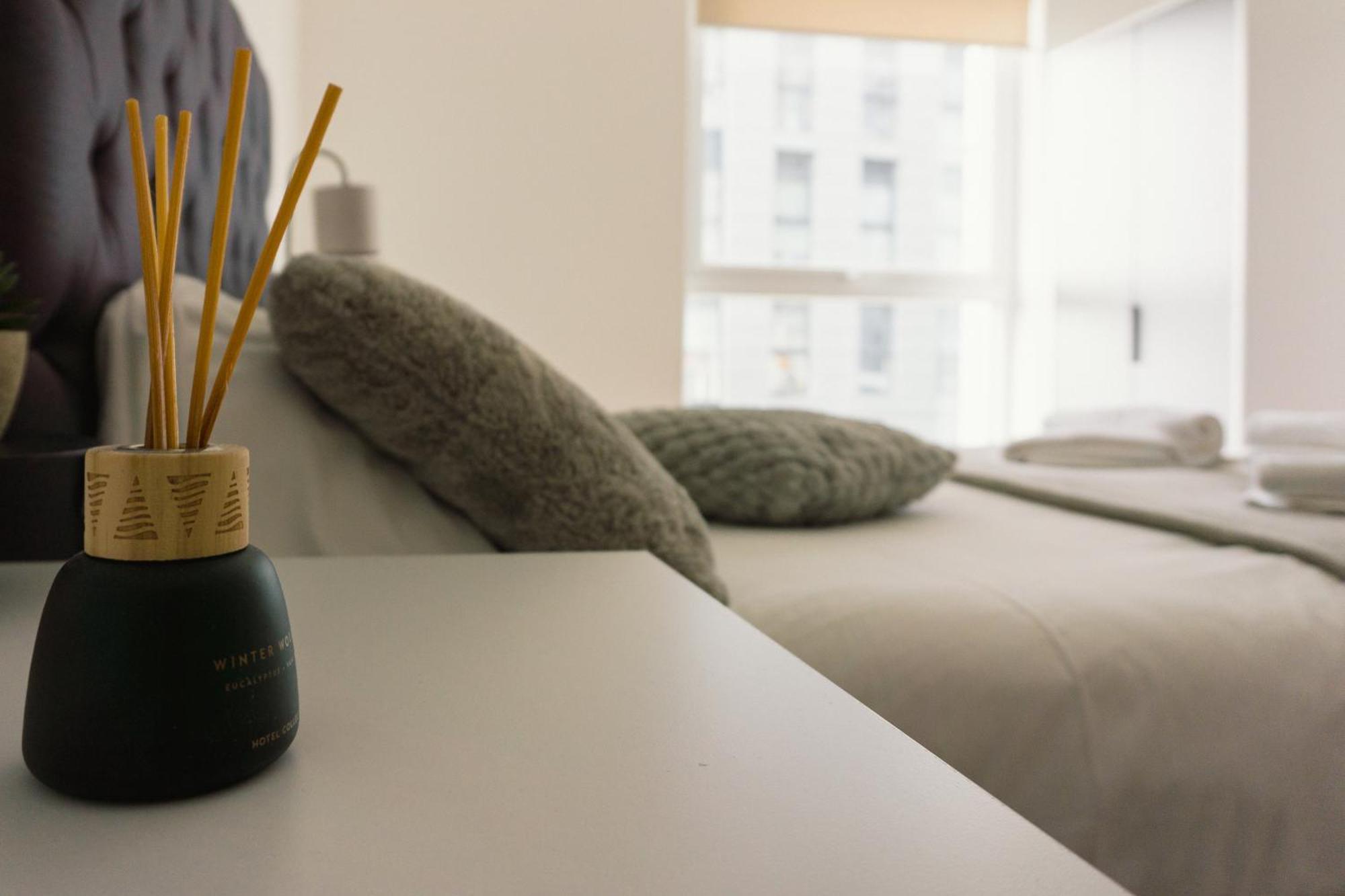 Manchester's Luxurious 2-bed Haven With Balcony - Canal Views & Proximity To United Apartment *