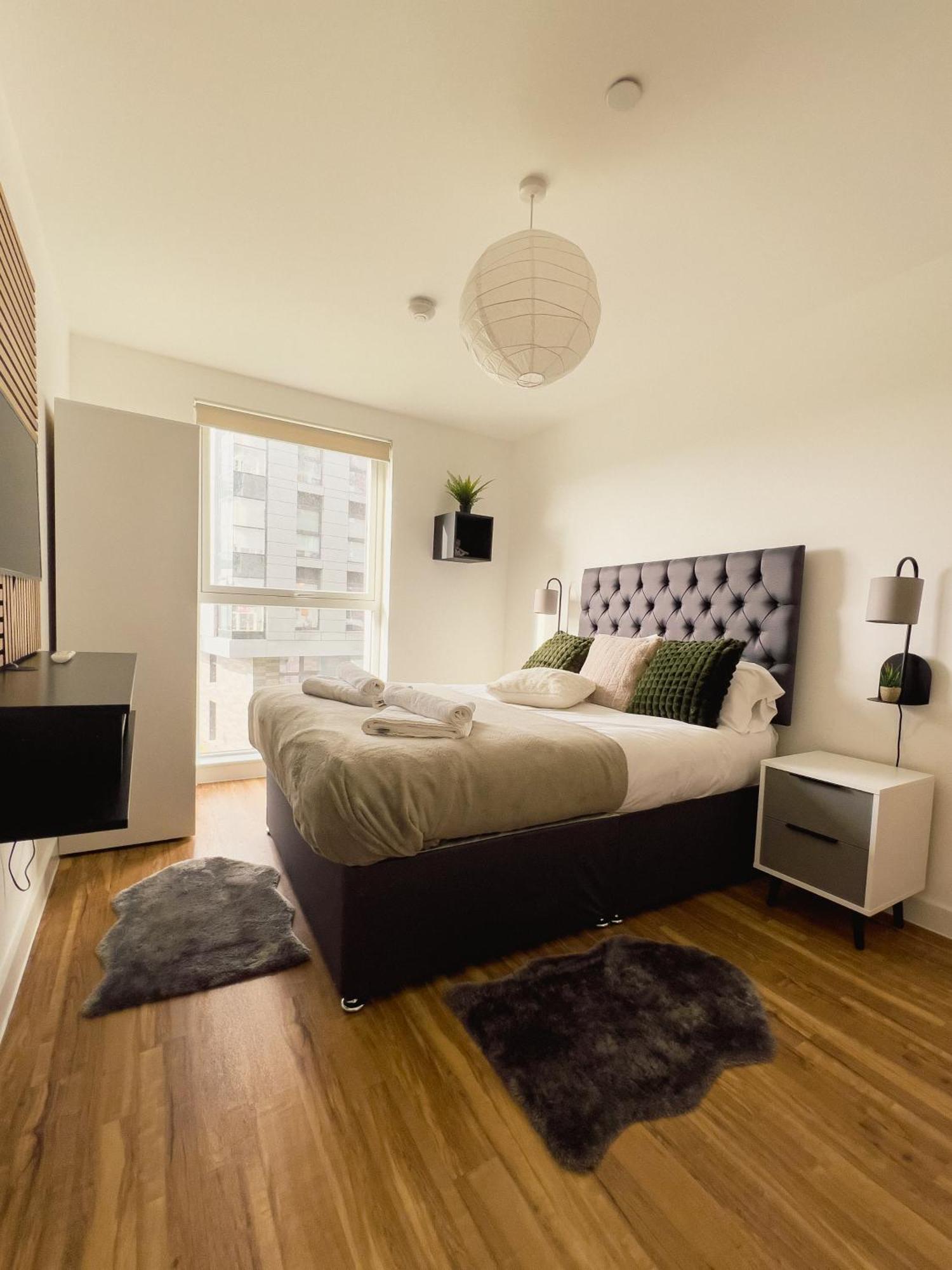 Apartment Manchester's Luxurious 2-bed Haven With Balcony - Canal Views & Proximity To United *