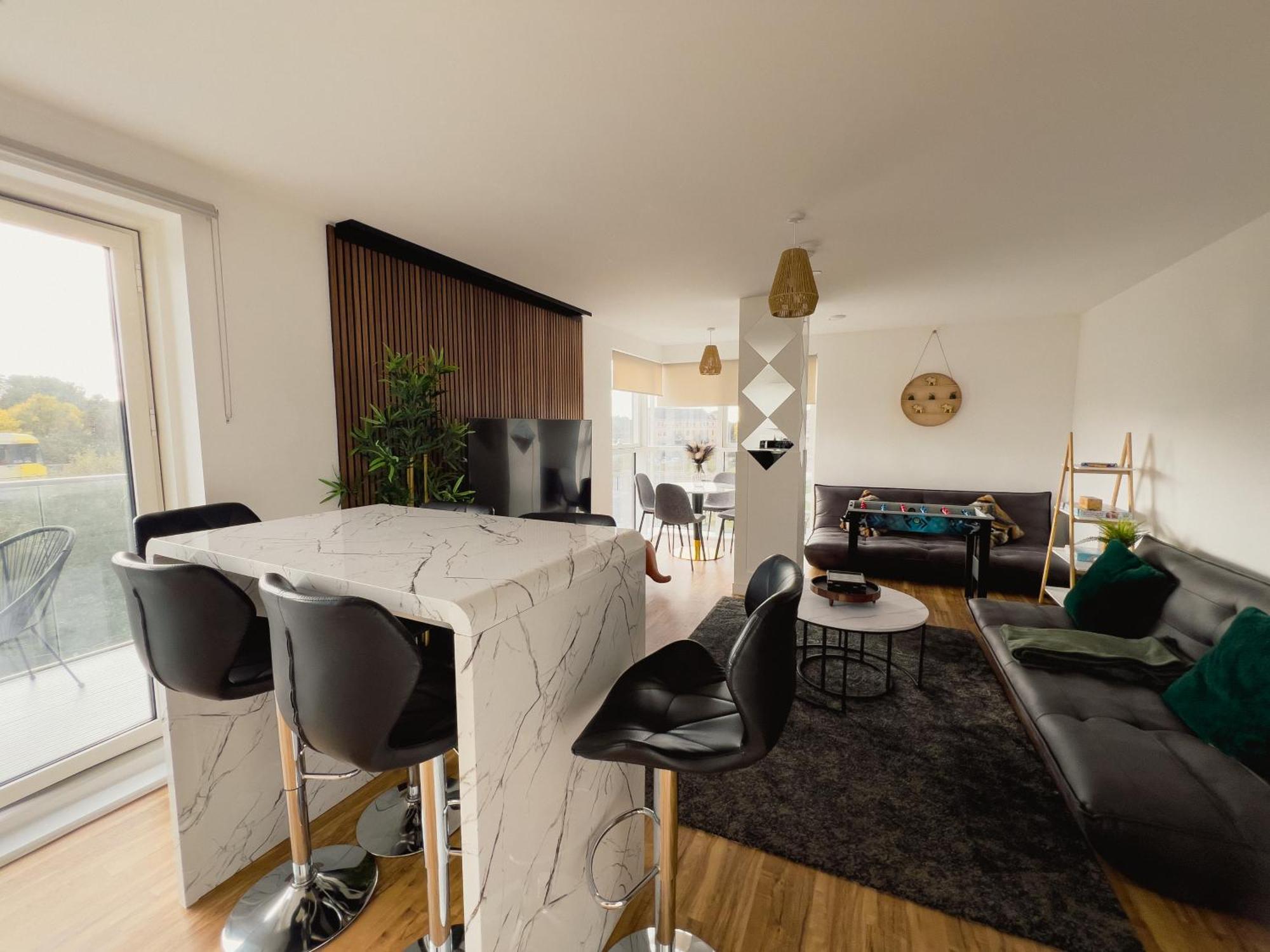 Manchester's Luxurious 2-bed Haven With Balcony - Canal Views & Proximity To United Apartment Manchester