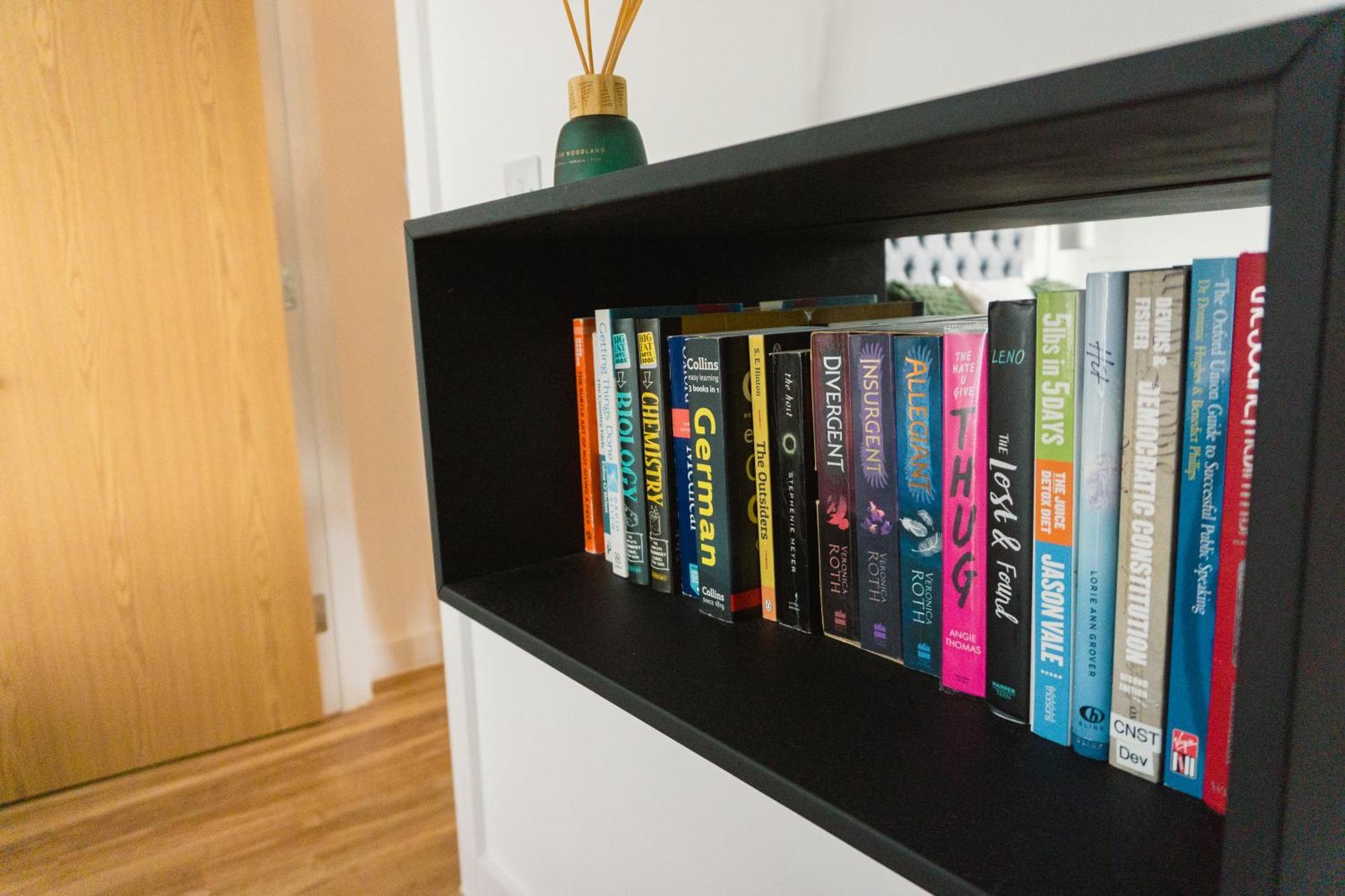 Apartment Manchester's Luxurious 2-bed Haven With Balcony - Canal Views & Proximity To United Manchester