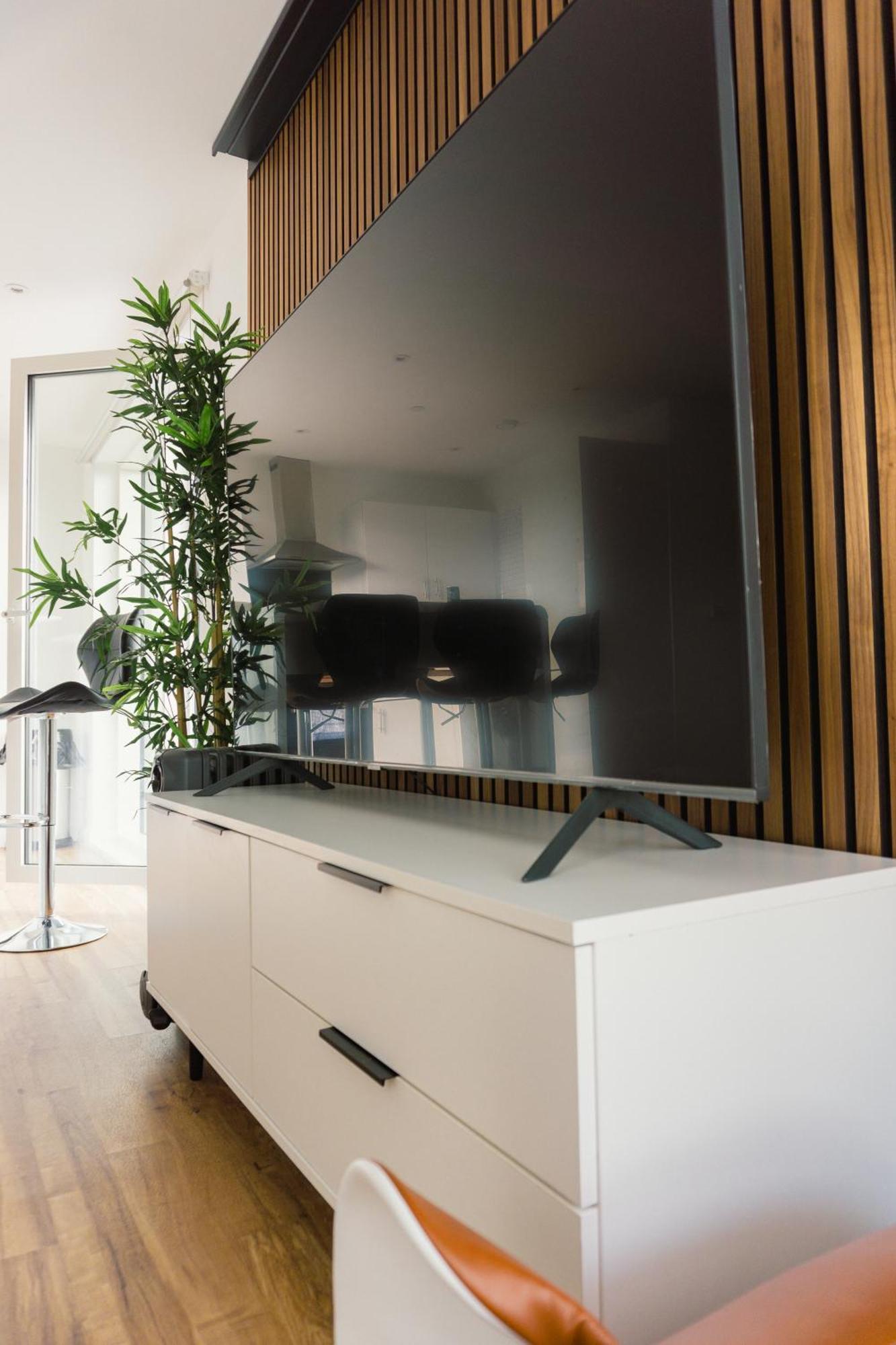 Manchester's Luxurious 2-bed Haven With Balcony - Canal Views & Proximity To United *