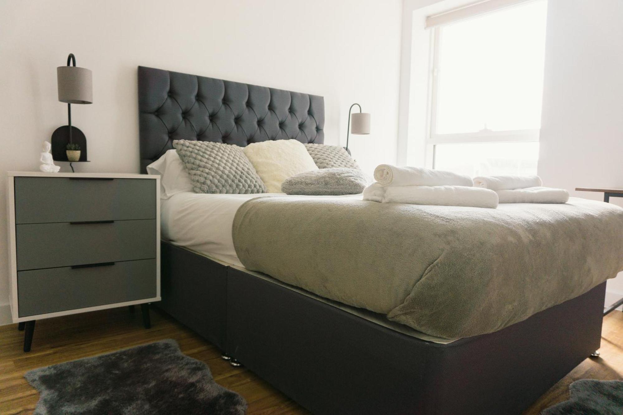 Manchester's Luxurious 2-bed Haven With Balcony - Canal Views & Proximity To United * Manchester