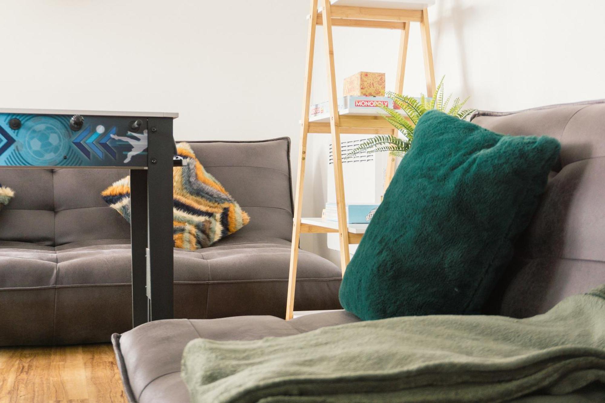 Manchester's Luxurious 2-bed Haven With Balcony - Canal Views & Proximity To United Apartment *