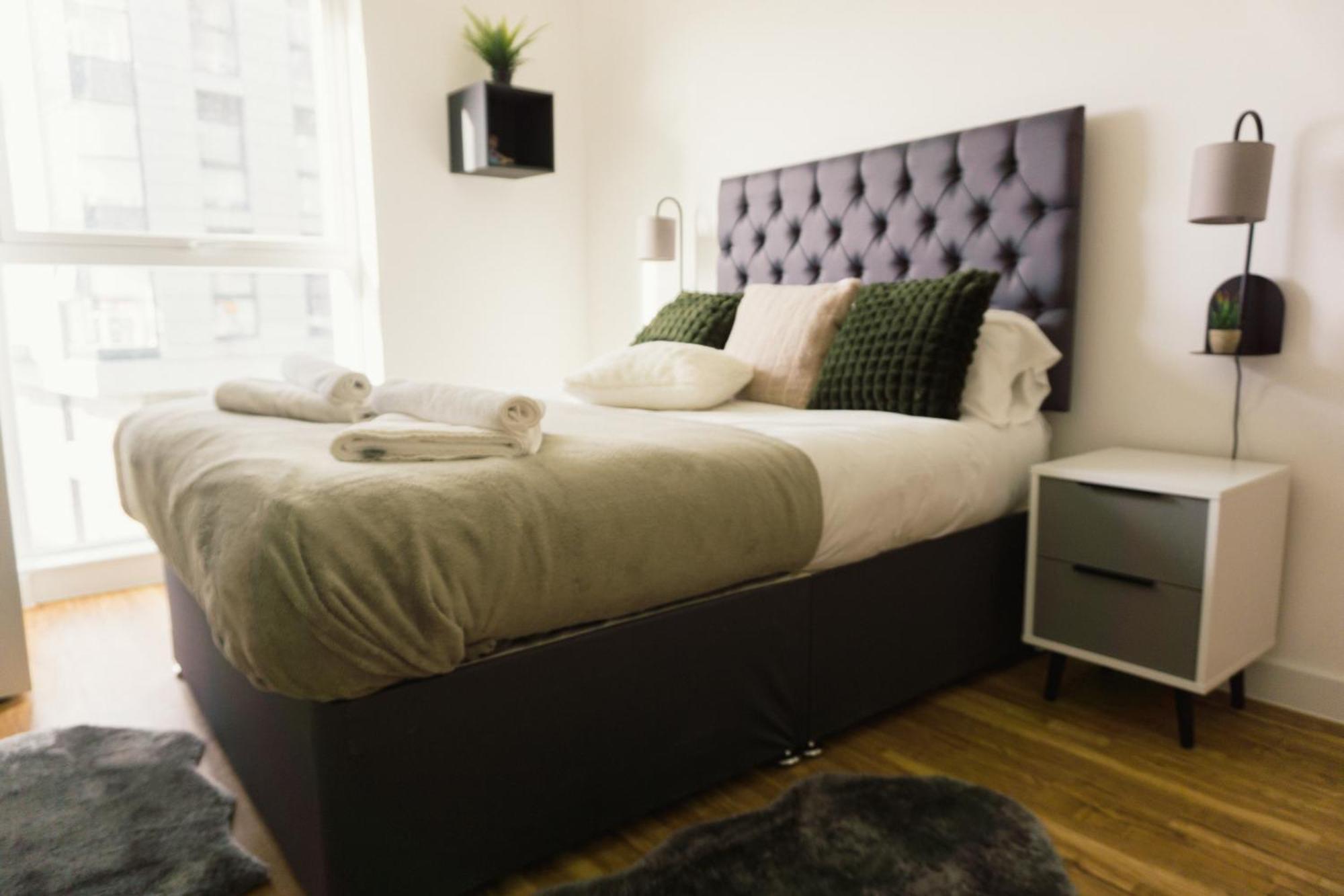 Manchester's Luxurious 2-bed Haven With Balcony - Canal Views & Proximity To United *