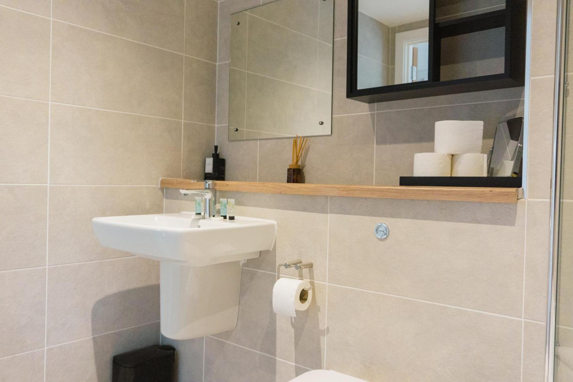Manchester's Luxurious 2-bed Haven With Balcony - Canal Views & Proximity To United Manchester