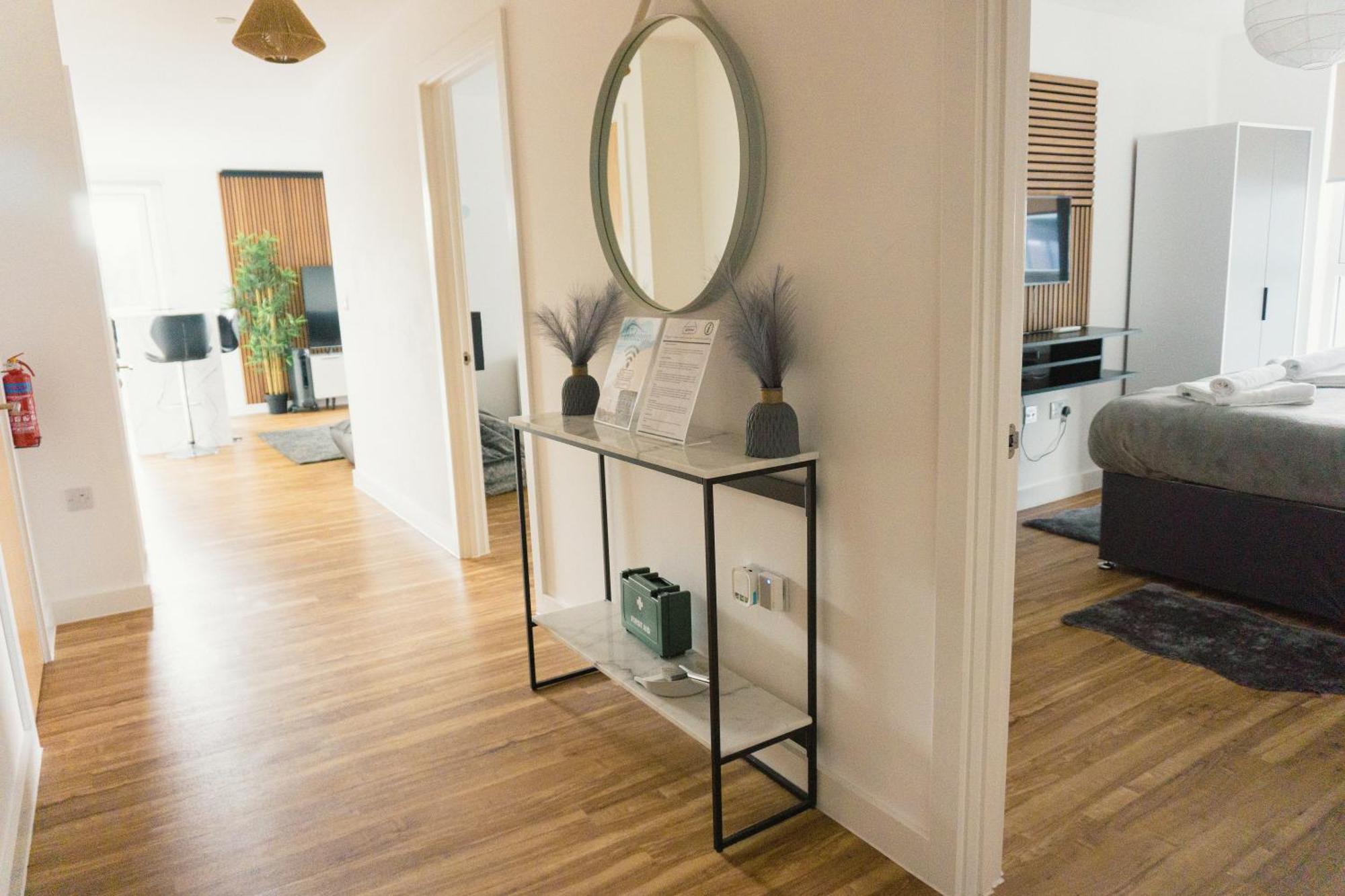 Manchester's Luxurious 2-bed Haven With Balcony - Canal Views & Proximity To United