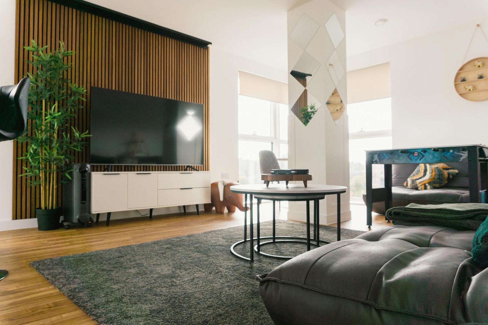 Manchester's Luxurious 2-bed Haven With Balcony - Canal Views & Proximity To United Apartment