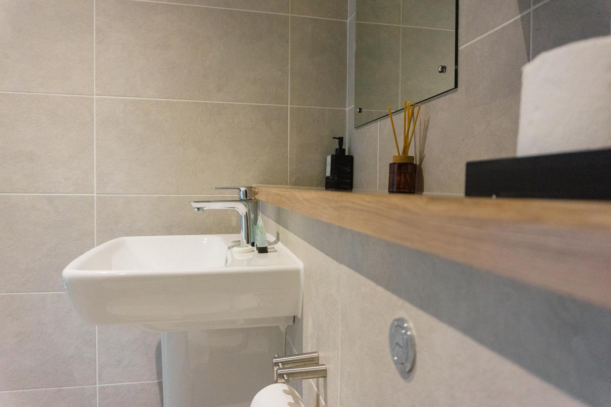 Apartment Manchester's Luxurious 2-bed Haven With Balcony - Canal Views & Proximity To United