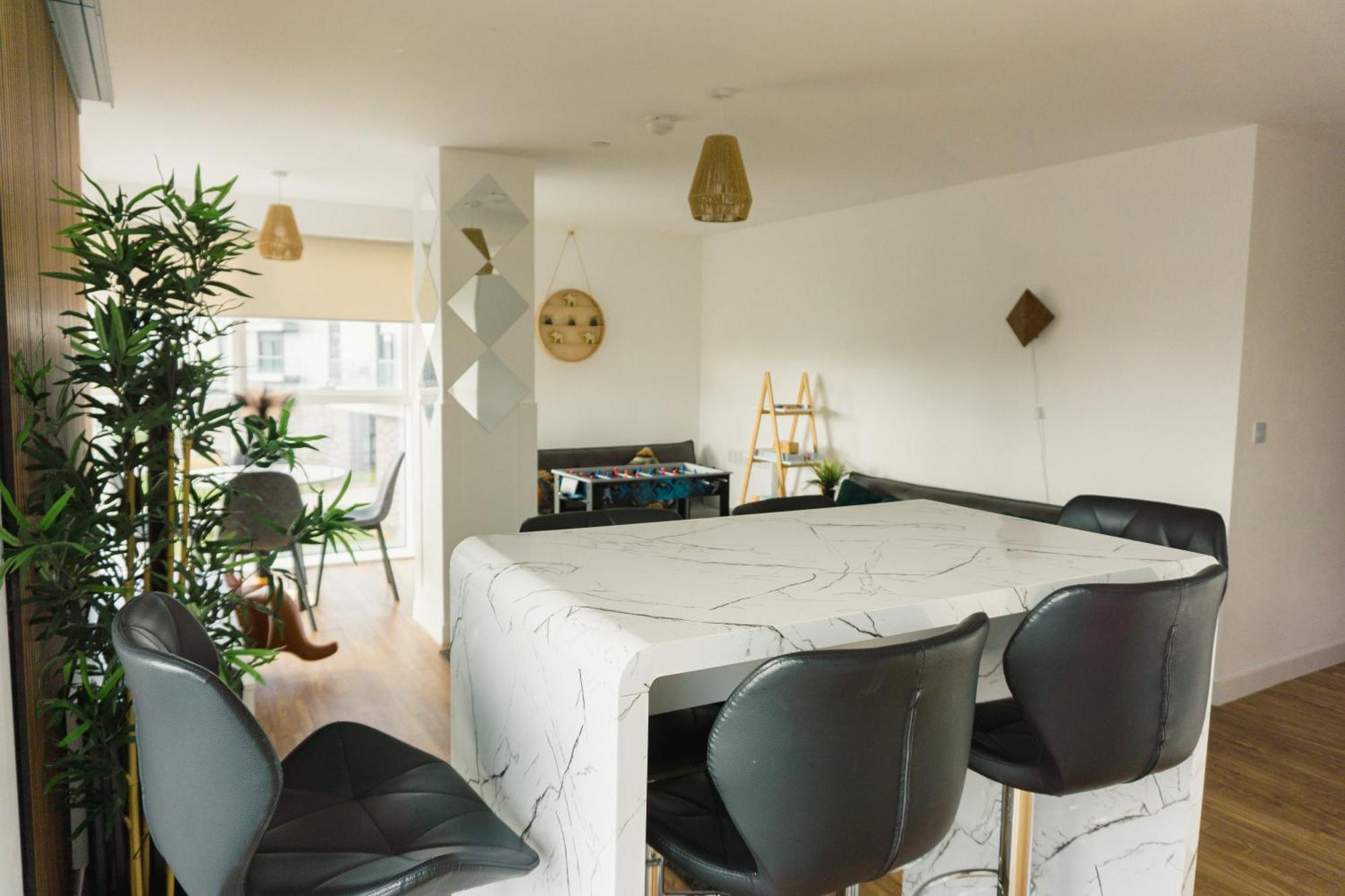 Manchester's Luxurious 2-bed Haven With Balcony - Canal Views & Proximity To United Apartment *