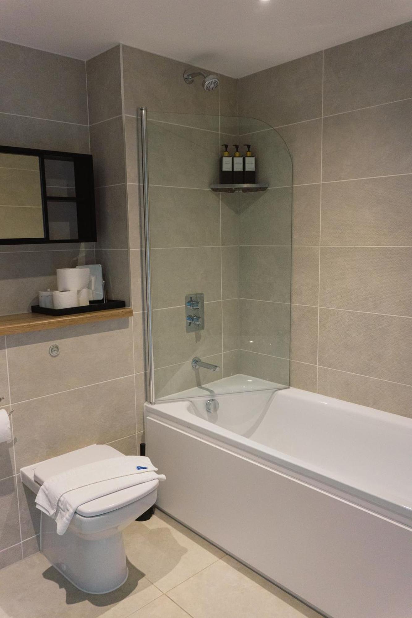 Apartment Manchester's Luxurious 2-bed Haven With Balcony - Canal Views & Proximity To United Manchester