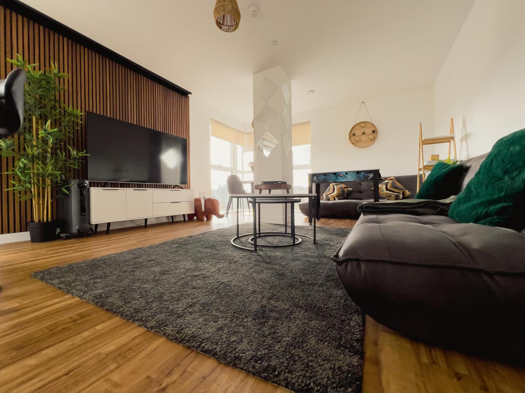 Manchester's Luxurious 2-bed Haven With Balcony - Canal Views & Proximity To United Apartment *