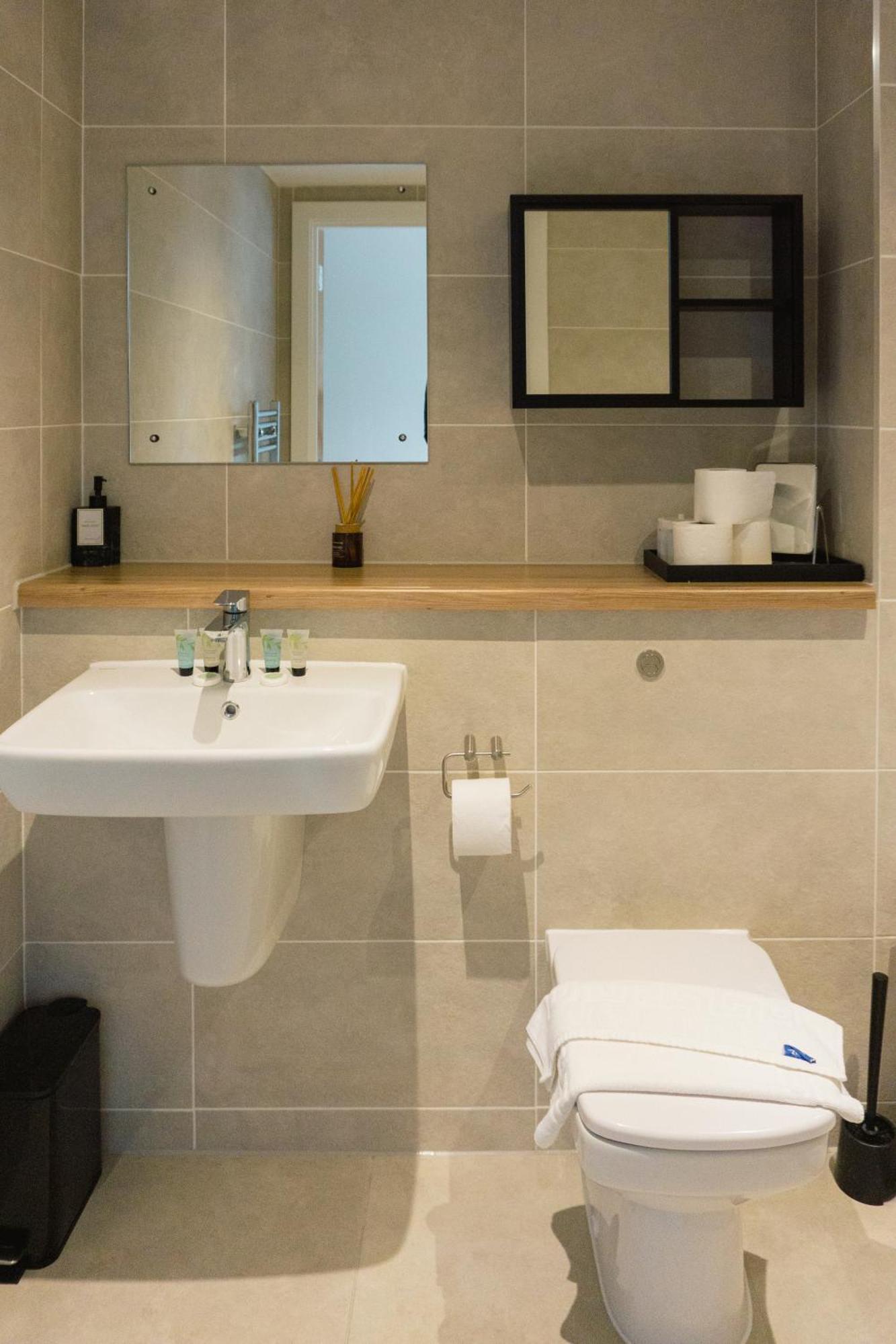 Manchester's Luxurious 2-bed Haven With Balcony - Canal Views & Proximity To United Apartment Manchester