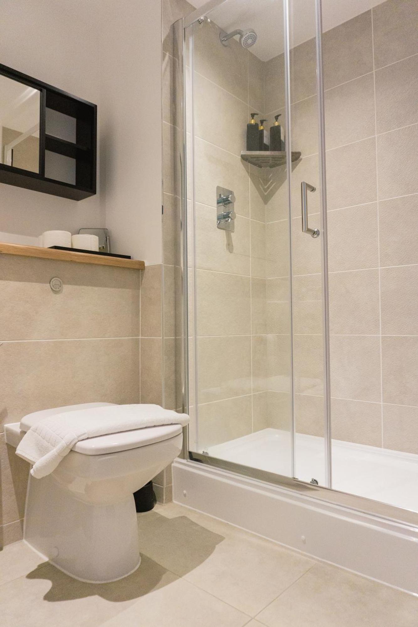 Manchester's Luxurious 2-bed Haven With Balcony - Canal Views & Proximity To United Manchester