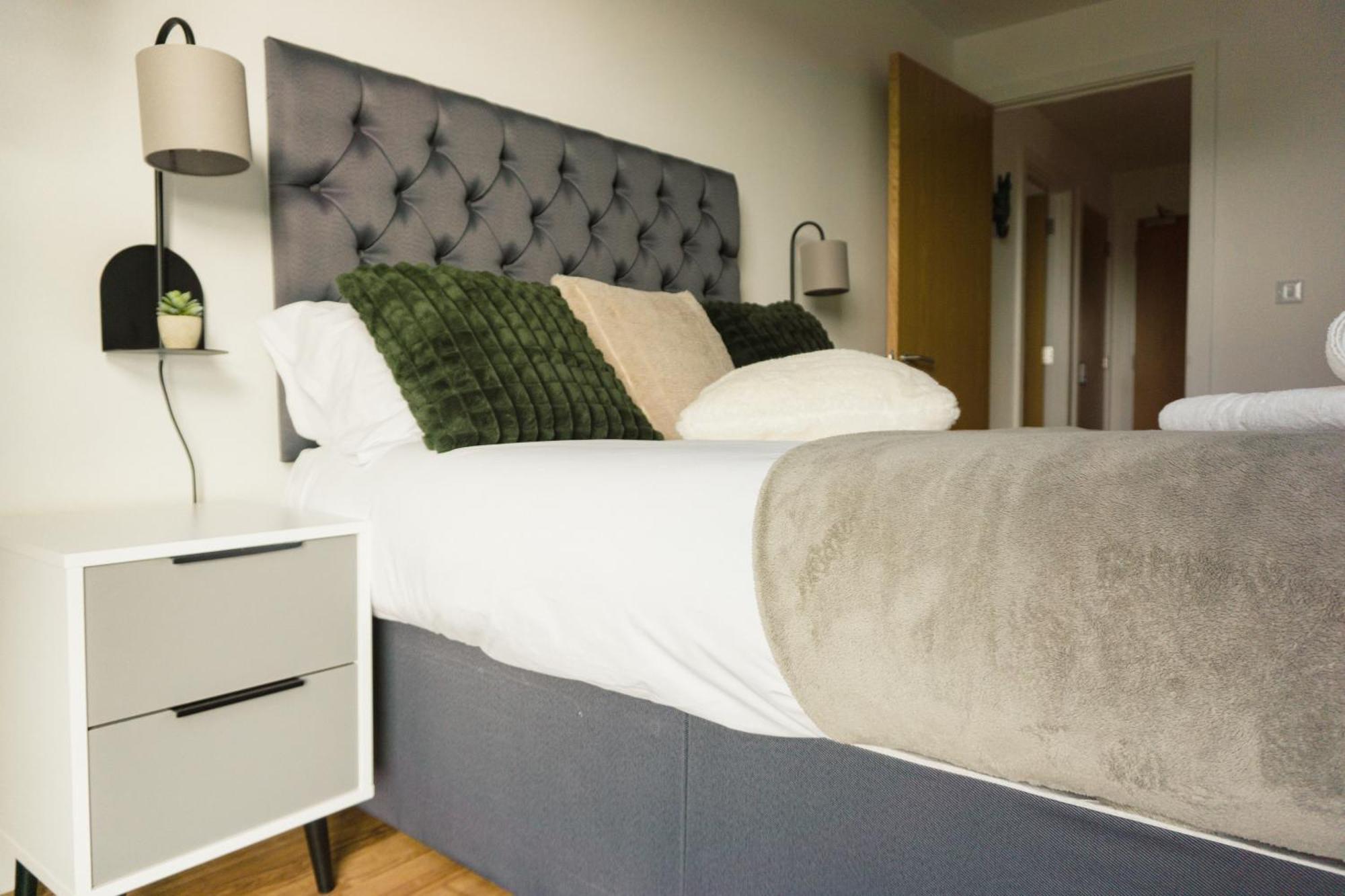 Manchester's Luxurious 2-bed Haven With Balcony - Canal Views & Proximity To United * Manchester