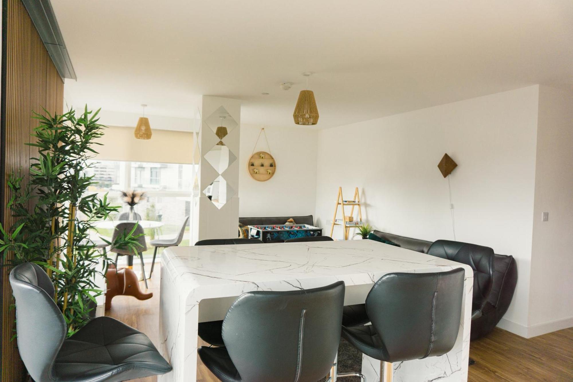Manchester's Luxurious 2-bed Haven With Balcony - Canal Views & Proximity To United