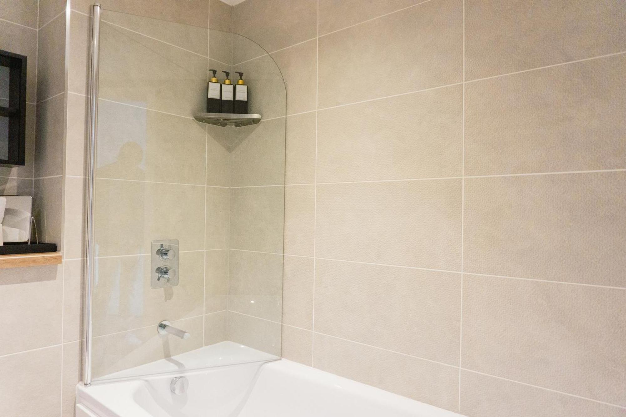 Apartment Manchester's Luxurious 2-bed Haven With Balcony - Canal Views & Proximity To United *