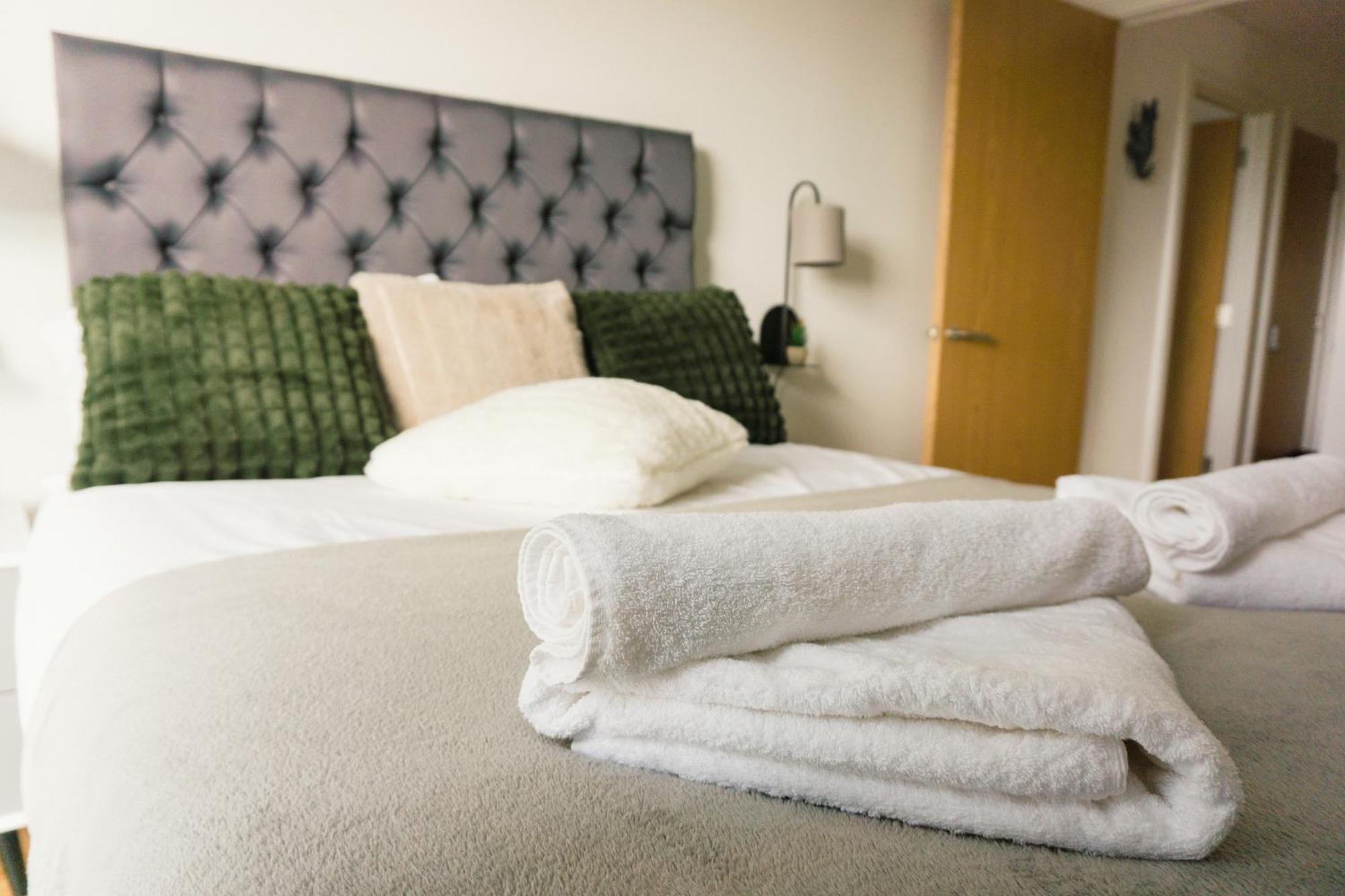 Manchester's Luxurious 2-bed Haven With Balcony - Canal Views & Proximity To United * Manchester