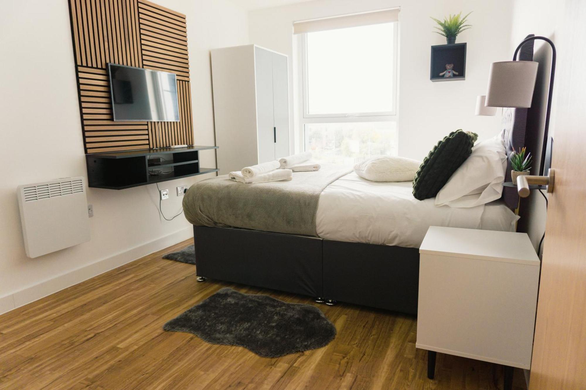 Manchester's Luxurious 2-bed Haven With Balcony - Canal Views & Proximity To United Apartment