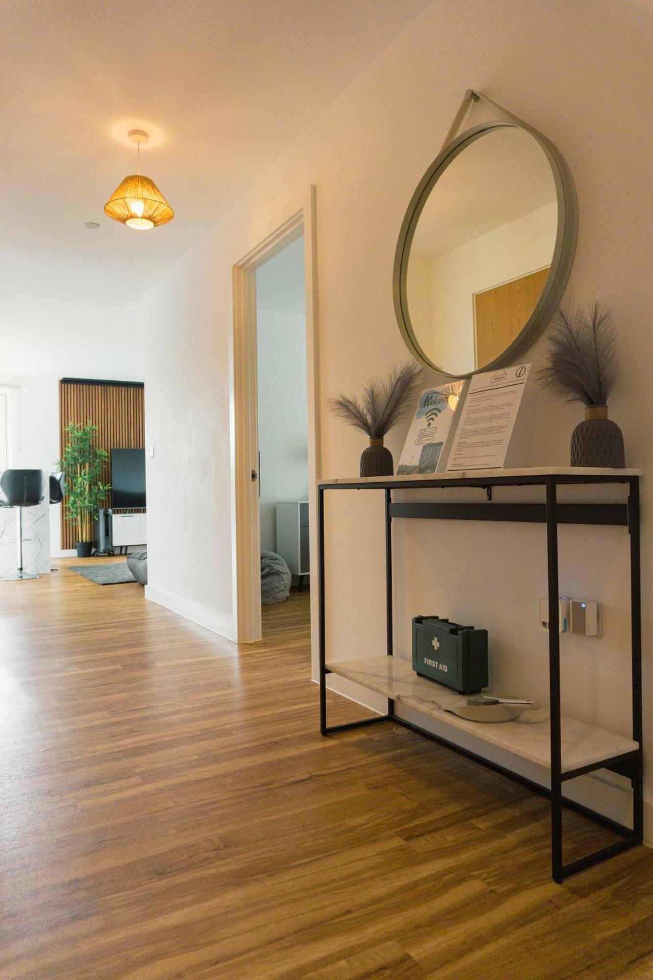 Manchester's Luxurious 2-bed Haven With Balcony - Canal Views & Proximity To United Apartment *