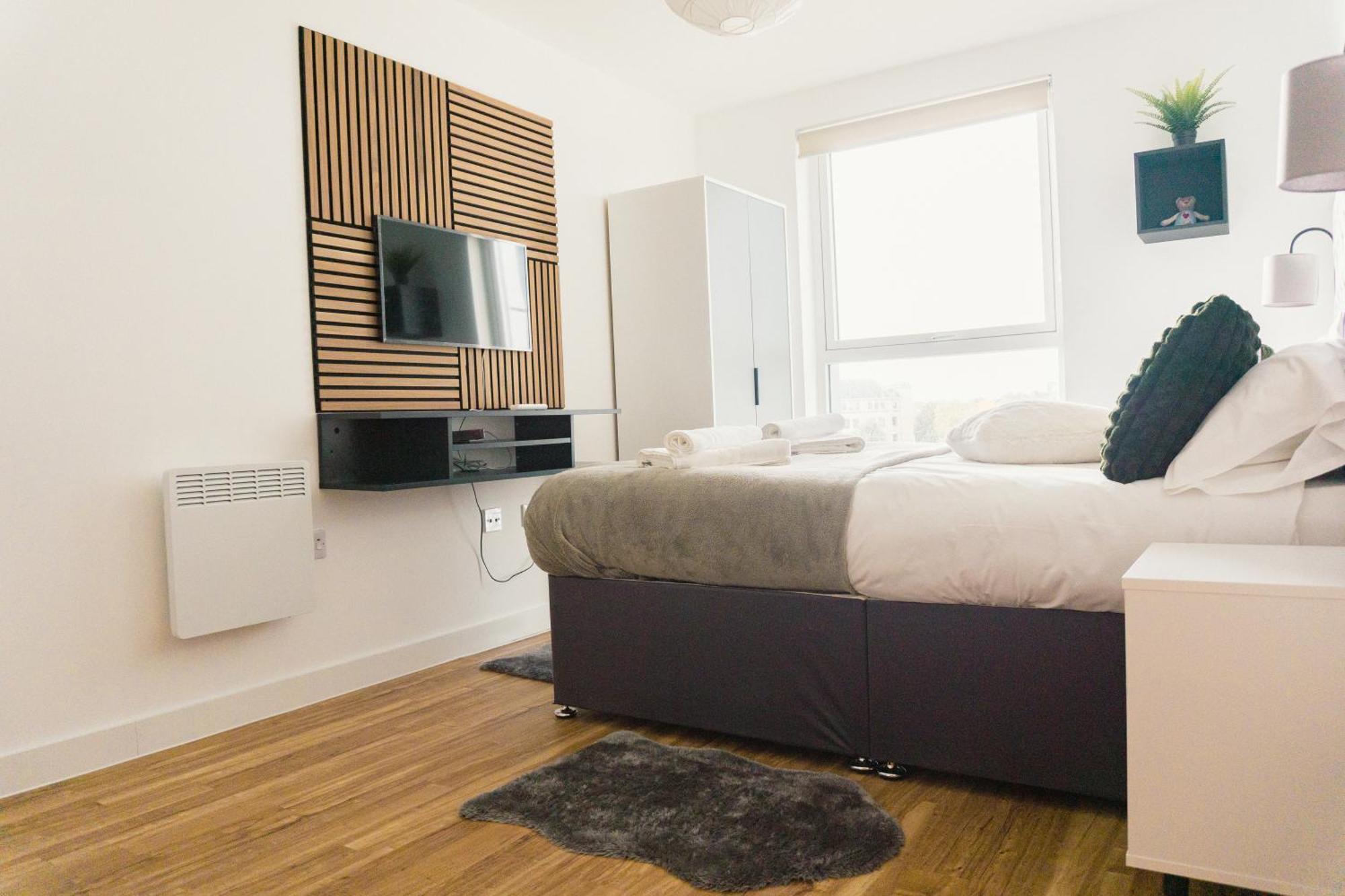 Manchester's Luxurious 2-bed Haven With Balcony - Canal Views & Proximity To United Apartment