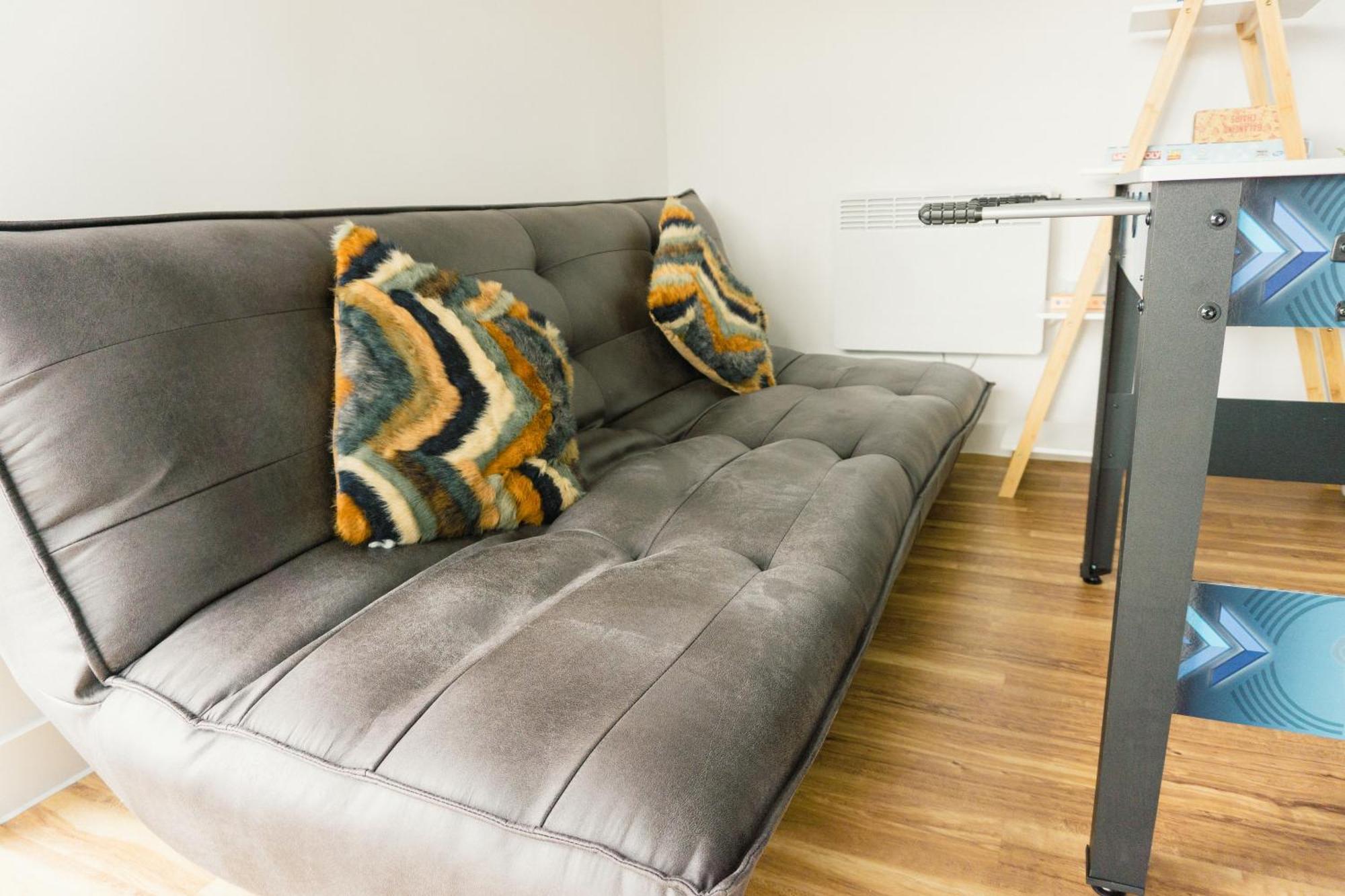 Apartment Manchester's Luxurious 2-bed Haven With Balcony - Canal Views & Proximity To United