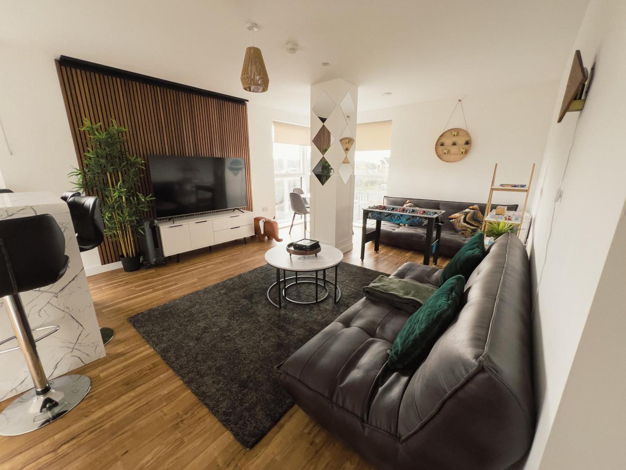 Manchester's Luxurious 2-bed Haven With Balcony - Canal Views & Proximity To United Apartment *
