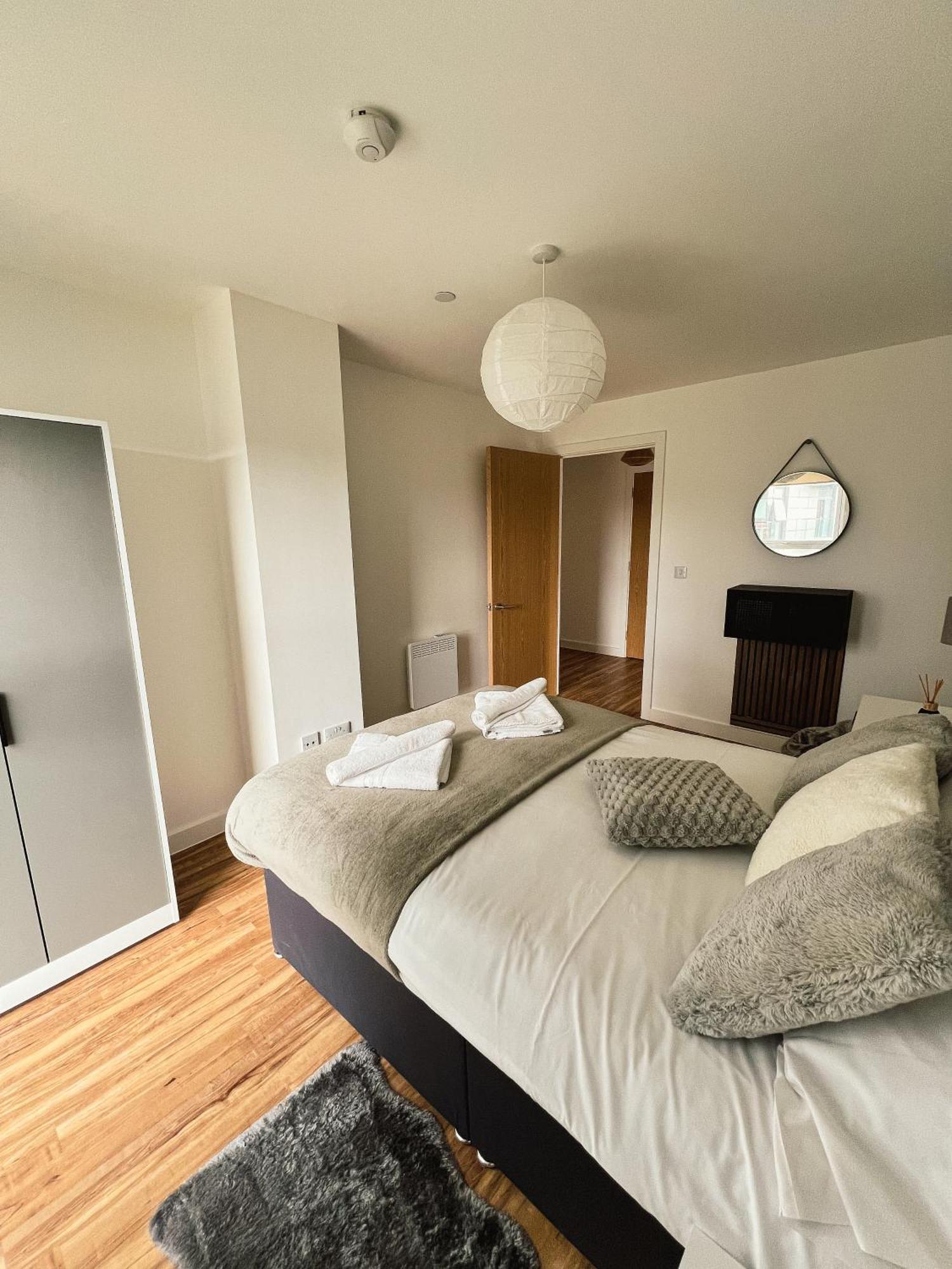 Manchester's Luxurious 2-bed Haven With Balcony - Canal Views & Proximity To United Apartment Manchester