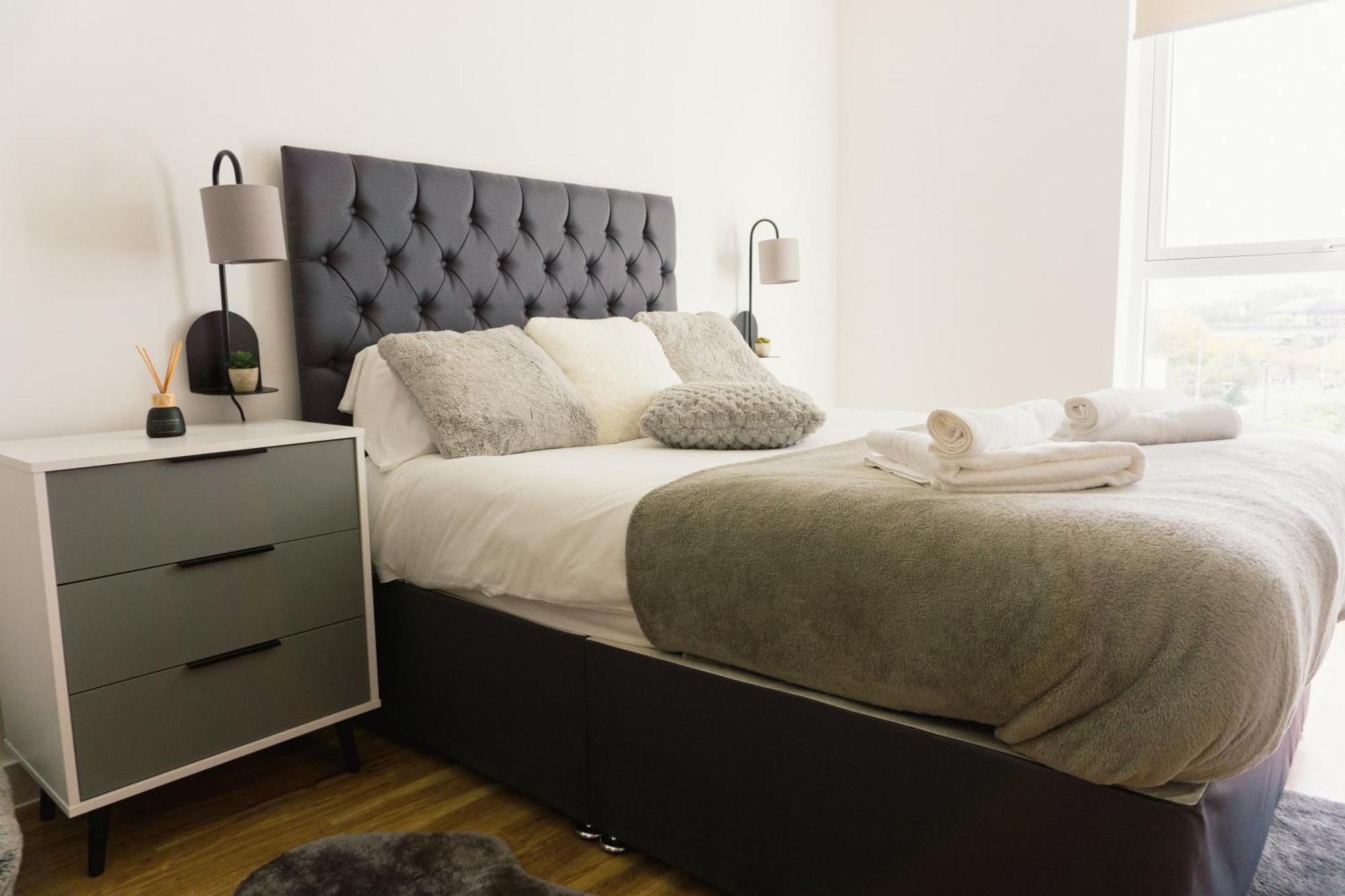 Apartment Manchester's Luxurious 2-bed Haven With Balcony - Canal Views & Proximity To United Manchester