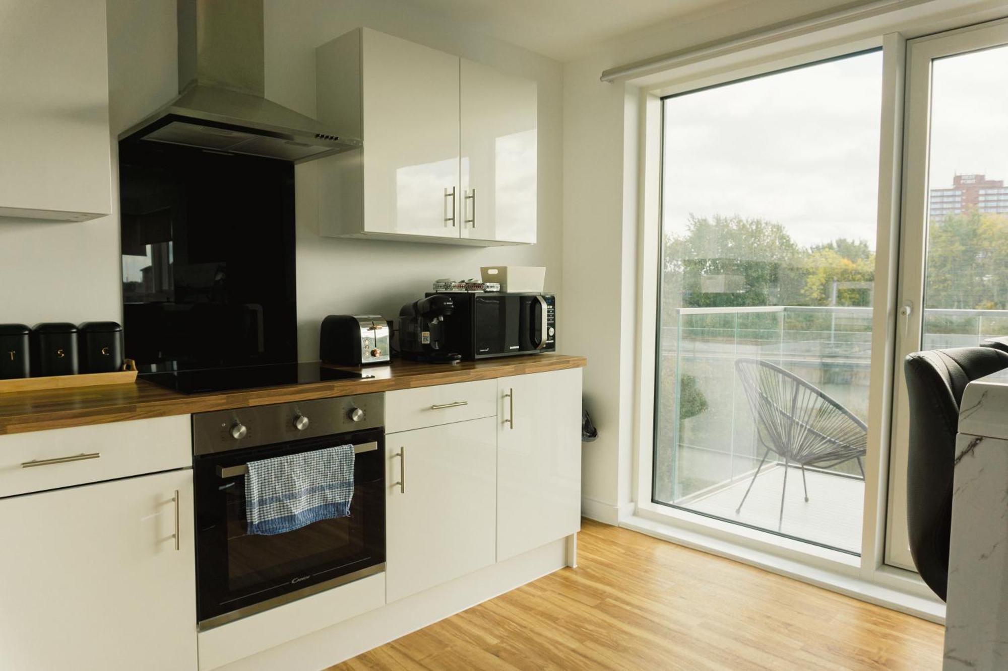 Manchester's Luxurious 2-bed Haven With Balcony - Canal Views & Proximity To United * Manchester