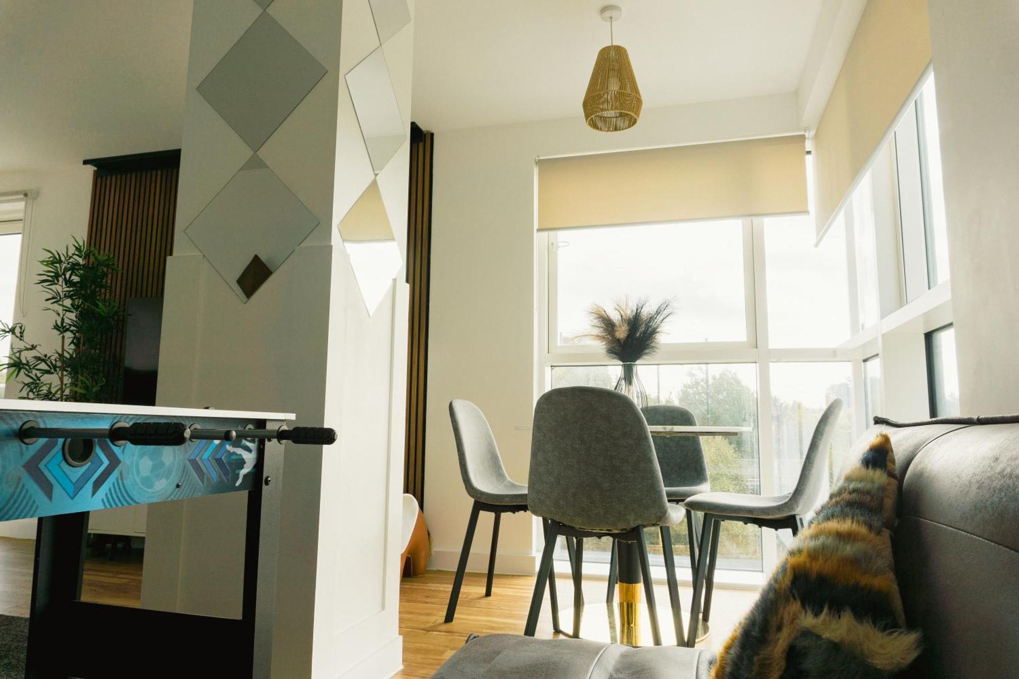 Manchester's Luxurious 2-bed Haven With Balcony - Canal Views & Proximity To United Apartment