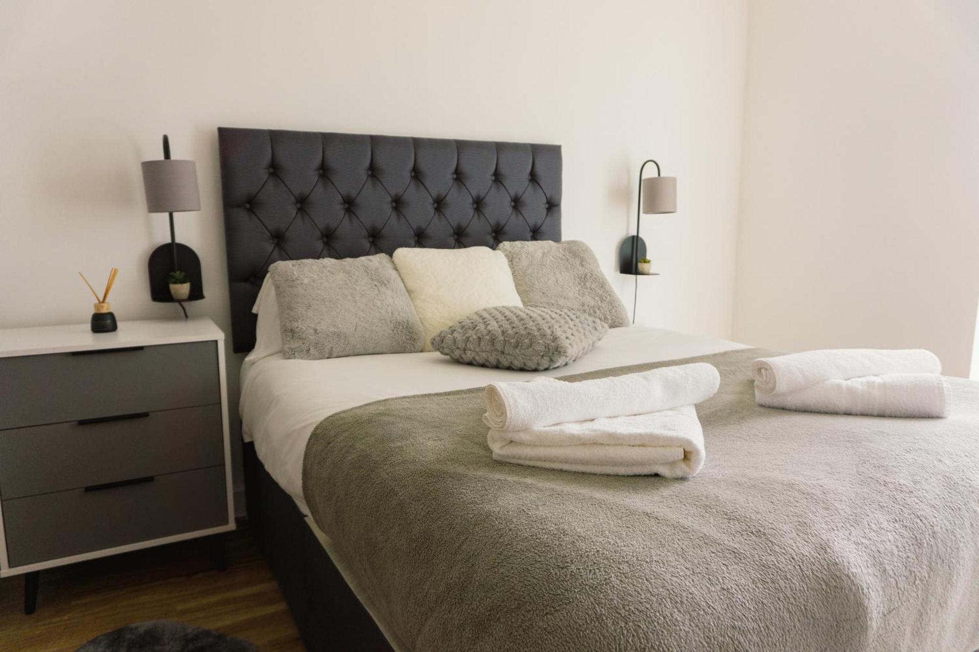 Apartment Manchester's Luxurious 2-bed Haven With Balcony - Canal Views & Proximity To United