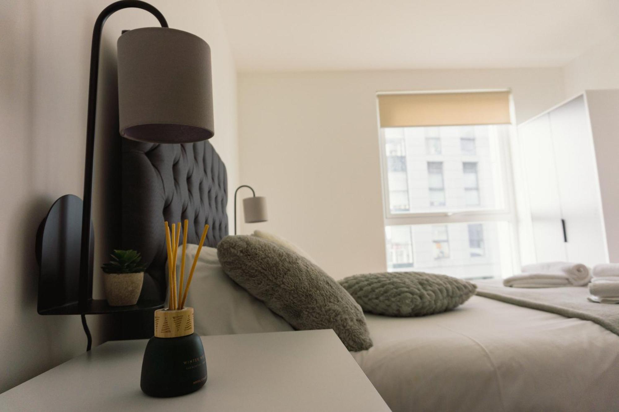 Manchester's Luxurious 2-bed Haven With Balcony - Canal Views & Proximity To United Apartment *