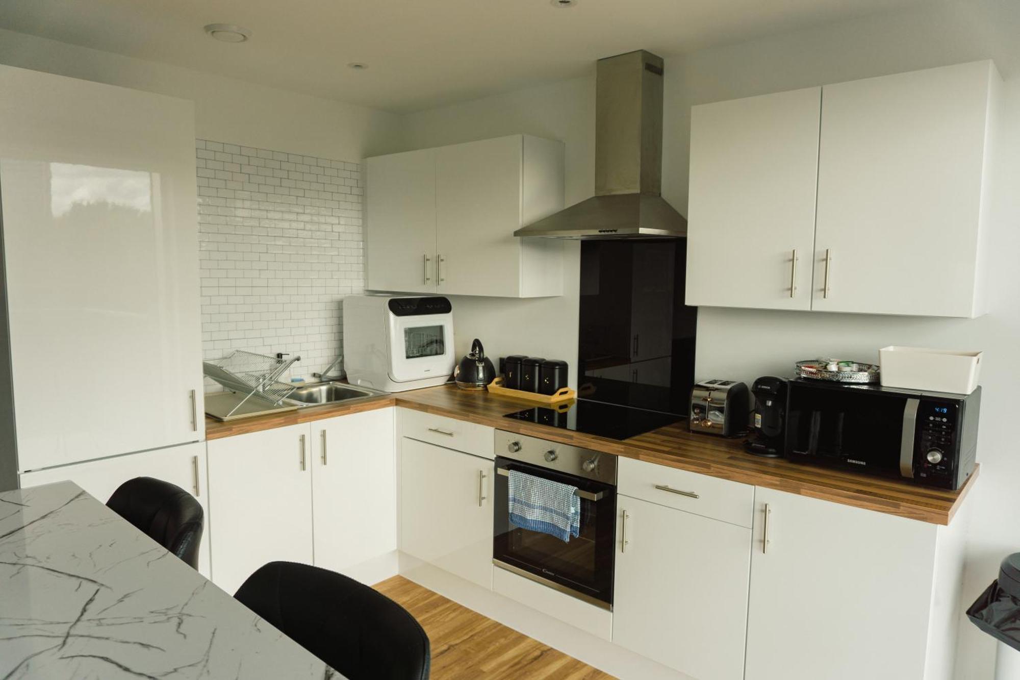 Apartment Manchester's Luxurious 2-bed Haven With Balcony - Canal Views & Proximity To United *