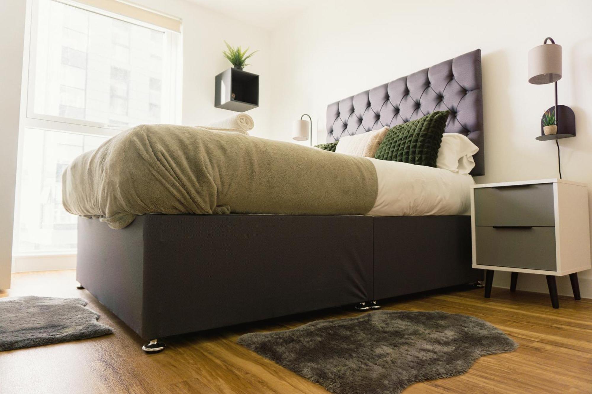 Manchester's Luxurious 2-bed Haven With Balcony - Canal Views & Proximity To United Manchester