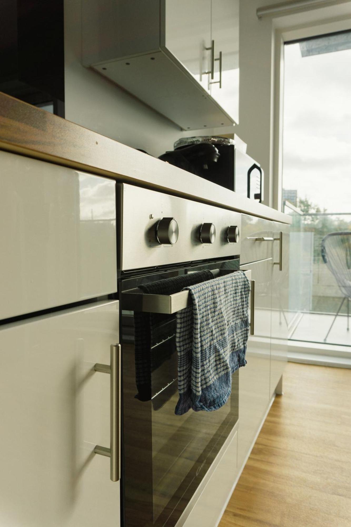 Apartment Manchester's Luxurious 2-bed Haven With Balcony - Canal Views & Proximity To United *
