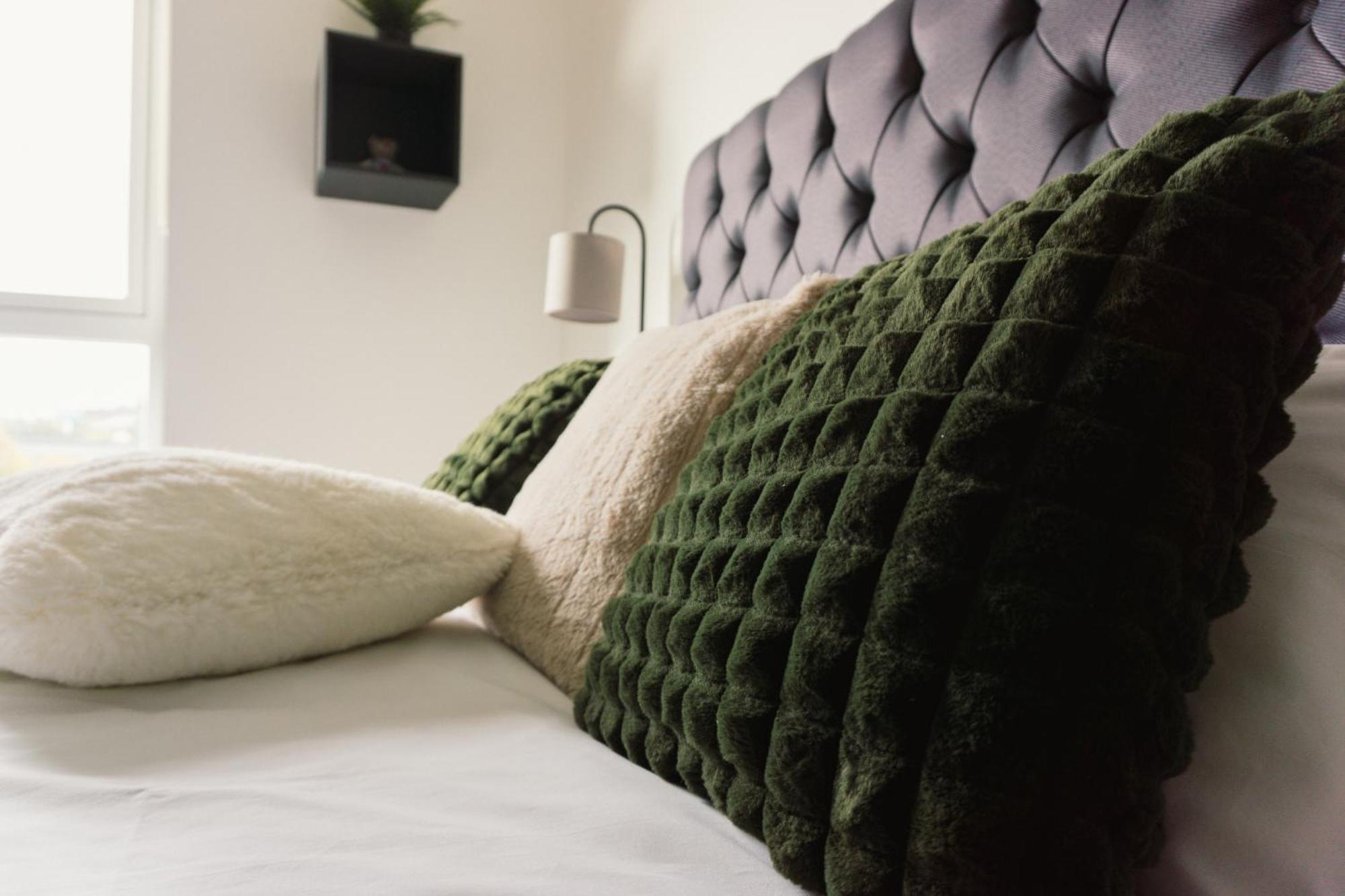 Manchester's Luxurious 2-bed Haven With Balcony - Canal Views & Proximity To United Apartment Manchester