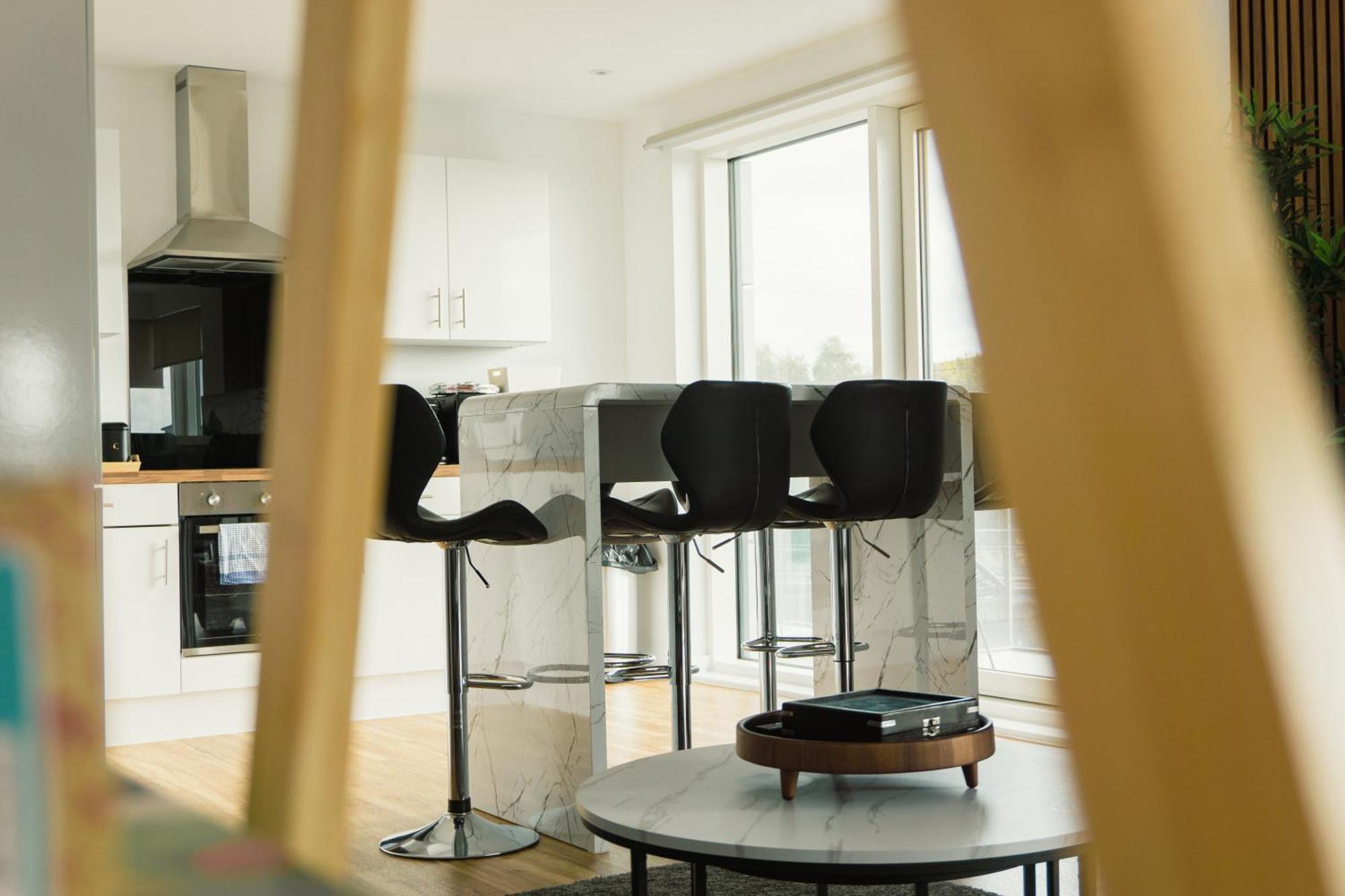 Manchester's Luxurious 2-bed Haven With Balcony - Canal Views & Proximity To United * Manchester