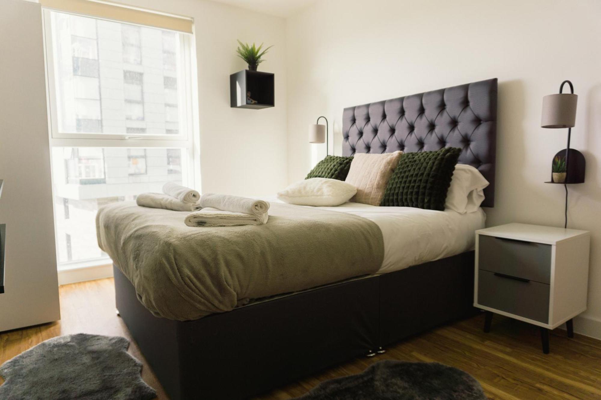 Manchester's Luxurious 2-bed Haven With Balcony - Canal Views & Proximity To United