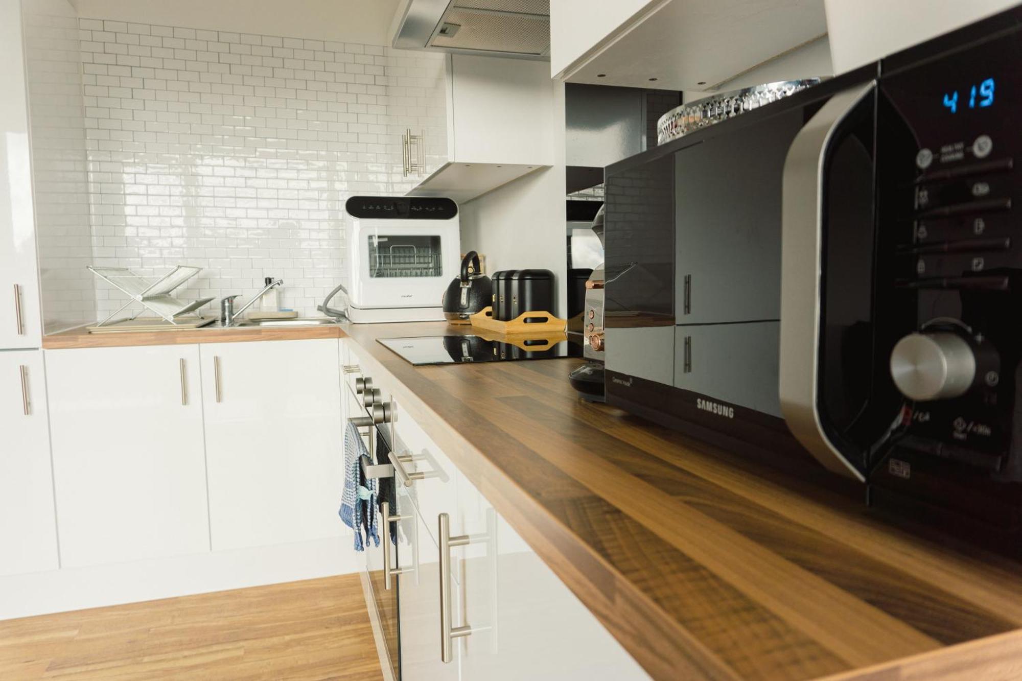 Manchester's Luxurious 2-bed Haven With Balcony - Canal Views & Proximity To United Apartment