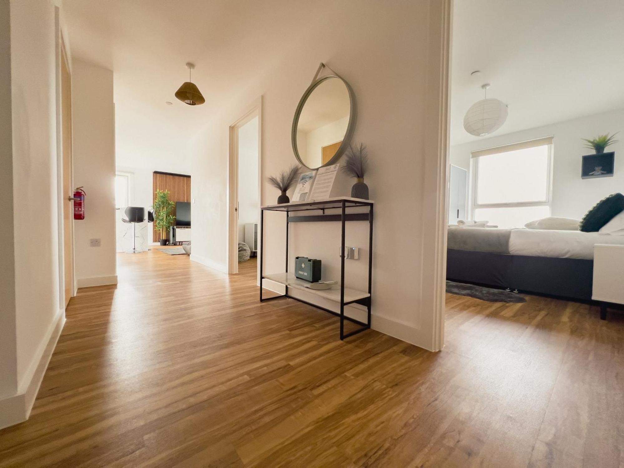 Apartment Manchester's Luxurious 2-bed Haven With Balcony - Canal Views & Proximity To United