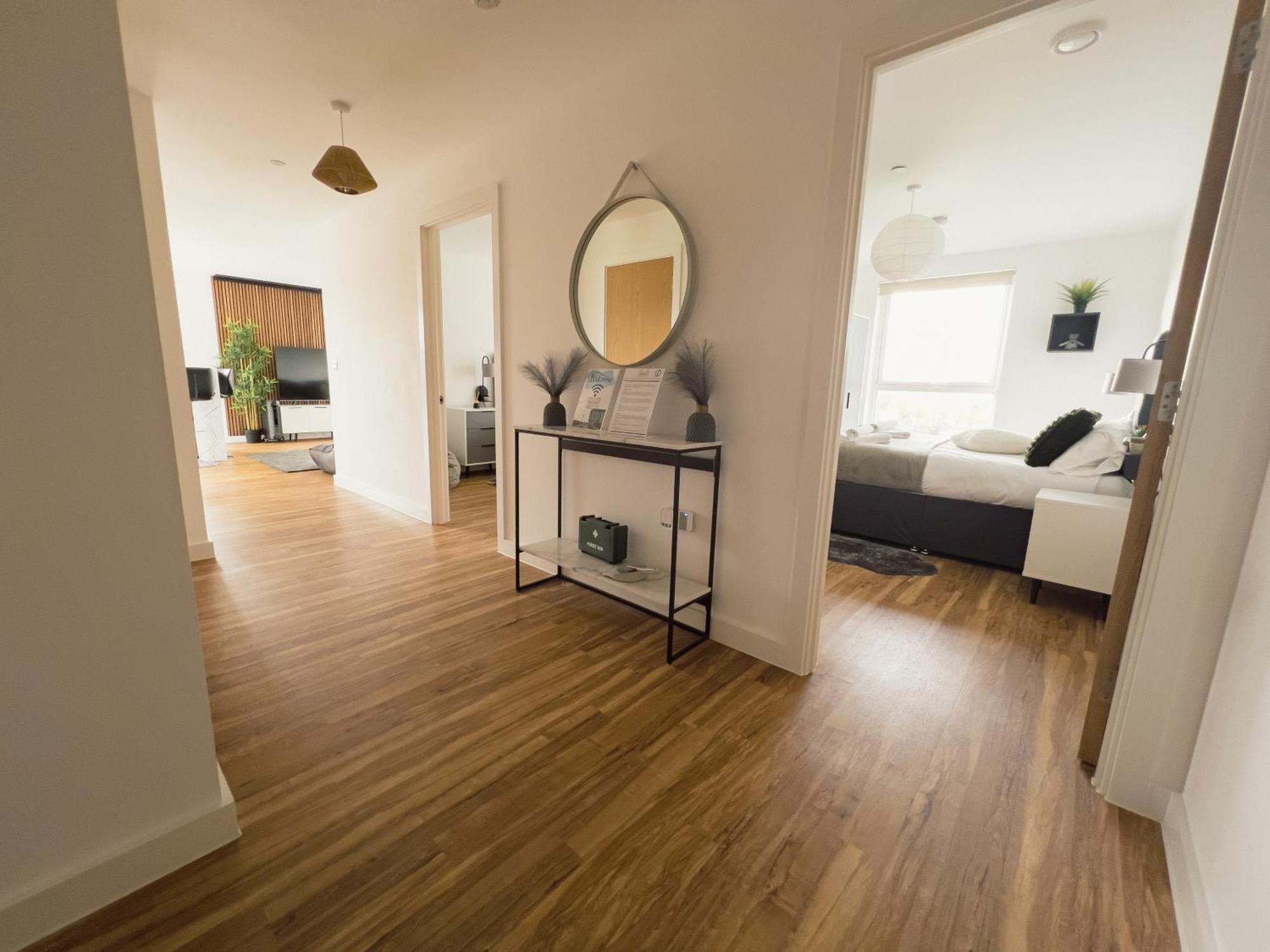 Manchester's Luxurious 2-bed Haven With Balcony - Canal Views & Proximity To United Apartment *