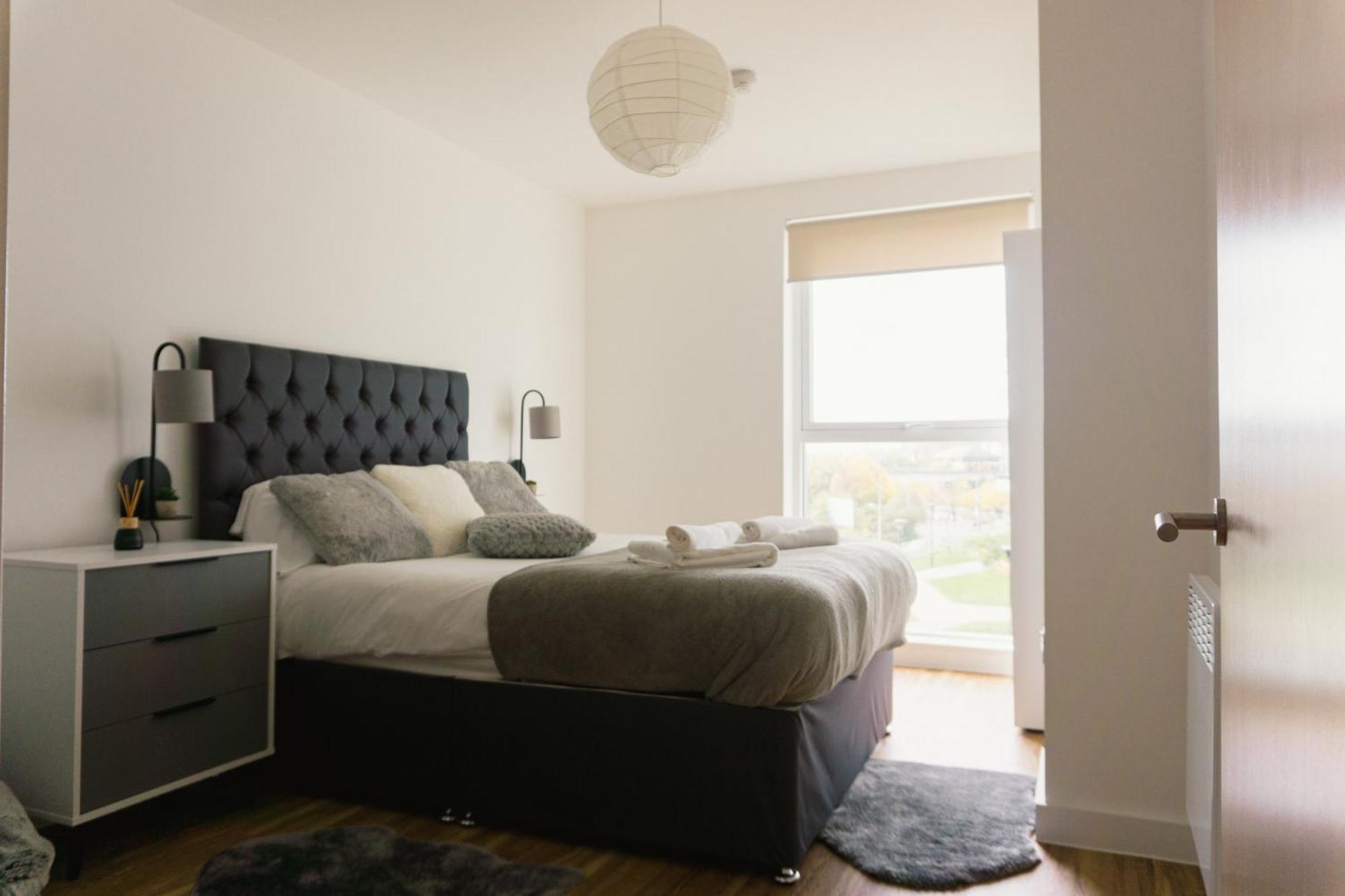 Apartment Manchester's Luxurious 2-bed Haven With Balcony - Canal Views & Proximity To United Manchester
