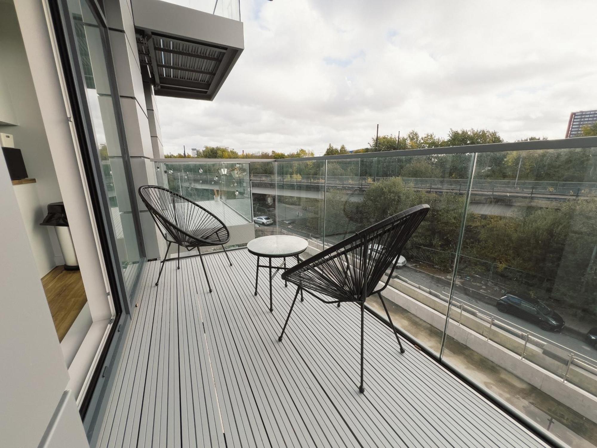 Manchester's Luxurious 2-bed Haven With Balcony - Canal Views & Proximity To United *